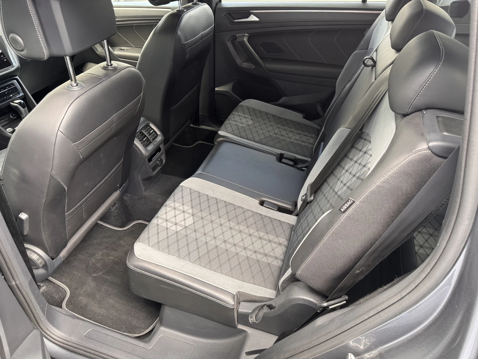VW Tiguan R Line/2.0TDI/193К.С./7АТ/6+ 1/ALLSPACE, снимка 10 - Автомобили и джипове - 55291343