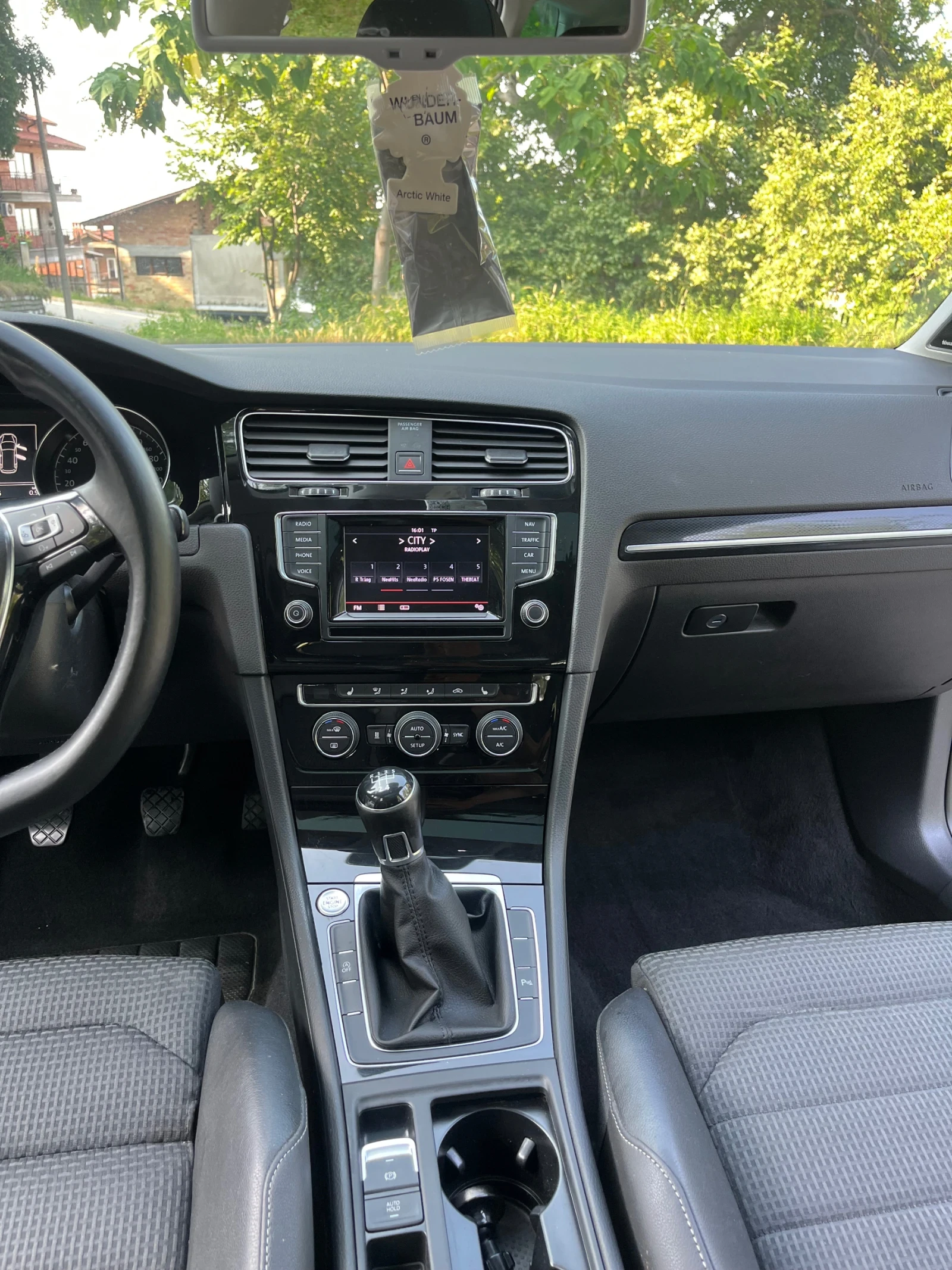 VW Golf VW Golf 1.6TDI  LED XENON DISTRONIC HIGHLINE PANO - изображение 10