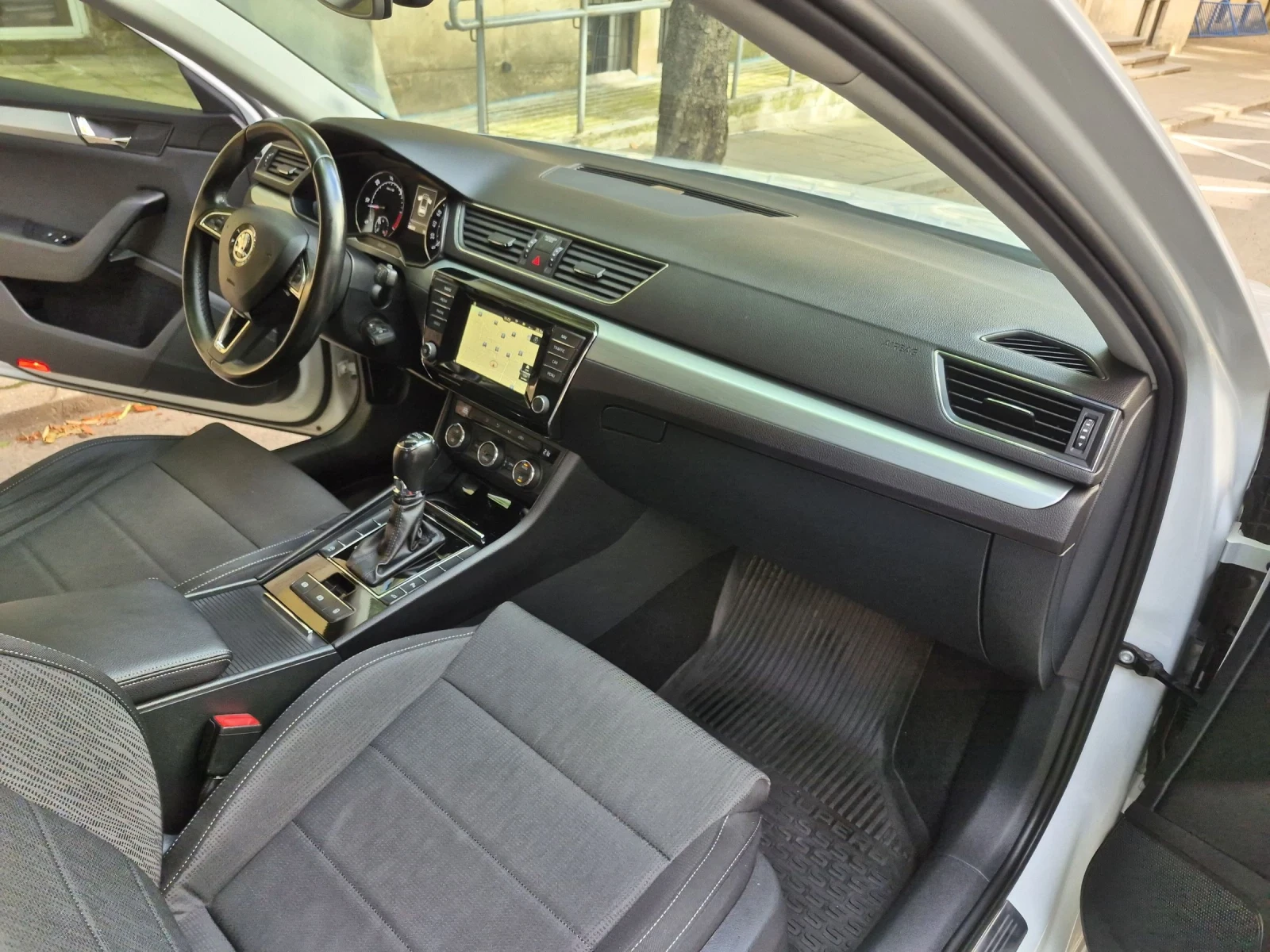 Skoda Superb 1.6 TDI AVTOMAT/NAVI EURO 6, снимка 10 - Автомобили и джипове - 54894713