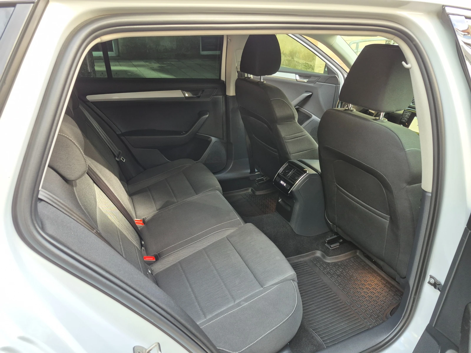 Skoda Superb 1.6 TDI AVTOMAT/NAVI EURO 6, снимка 12 - Автомобили и джипове - 54894713