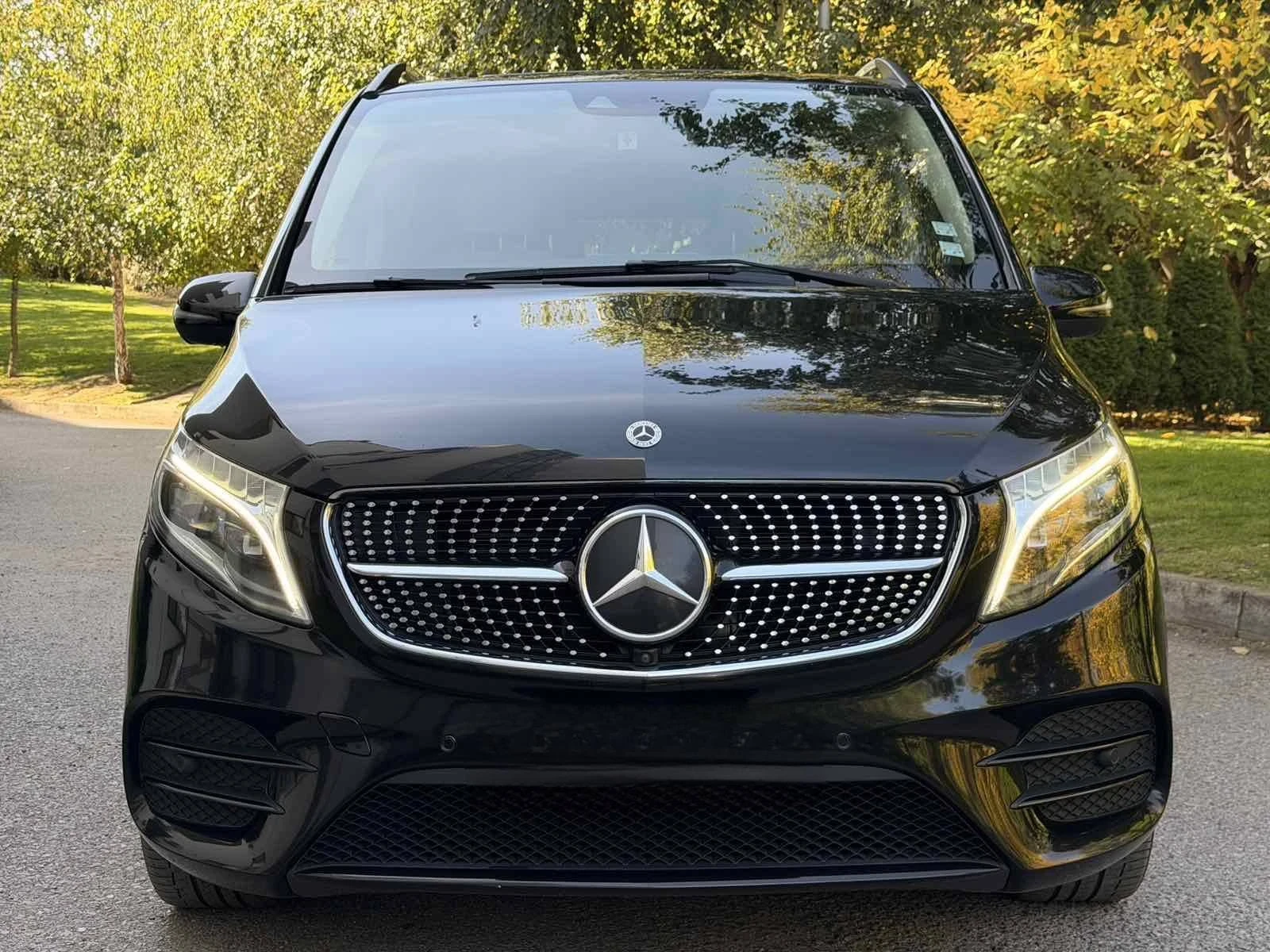 Mercedes-Benz V 300 AMG OPTIC / 4-MATIC / 360 КАМЕРИ, снимка 2 - Автомобили и джипове - 56410349