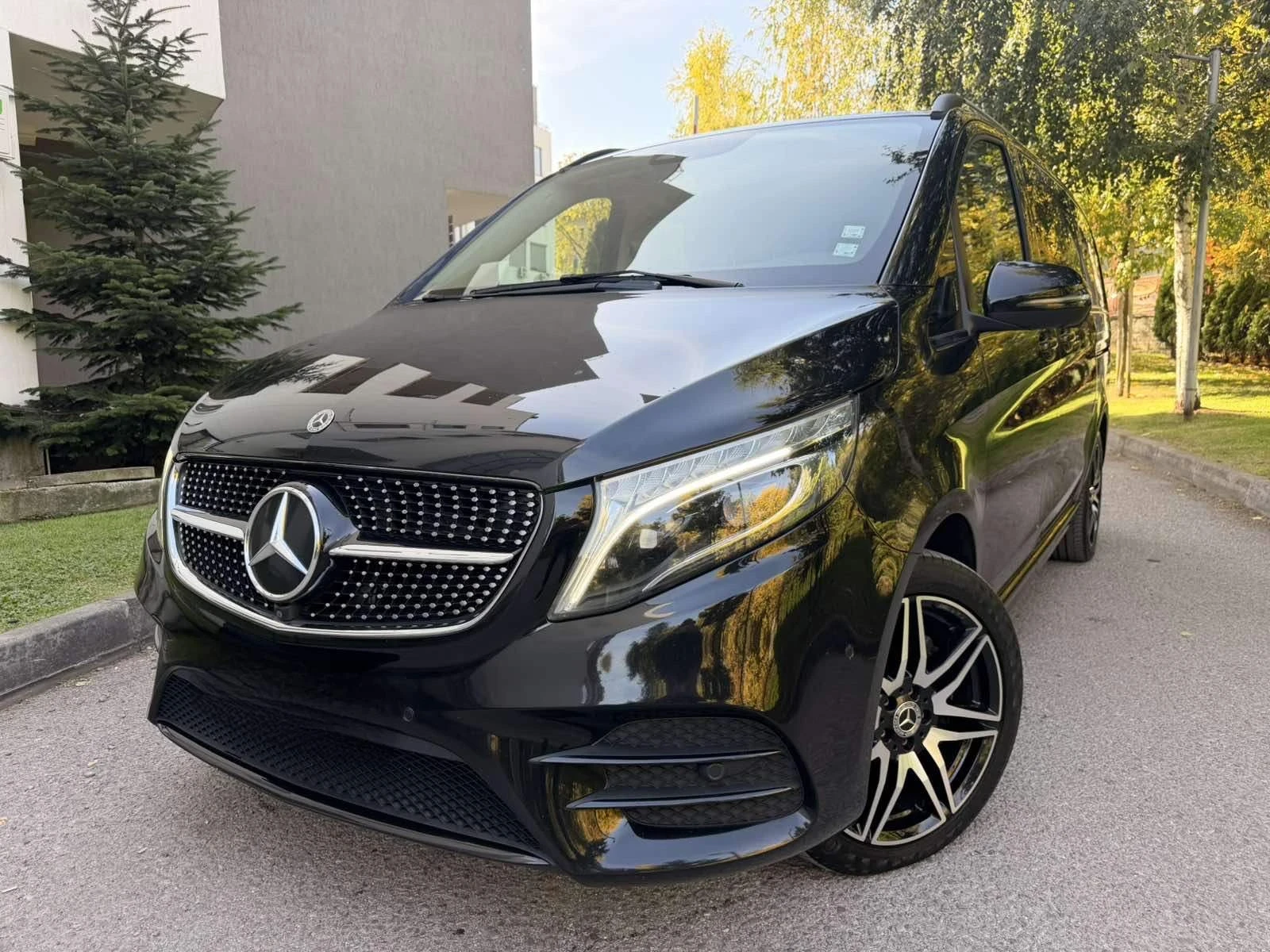 Mercedes-Benz V 300 AMG OPTIC / 4-MATIC / 360 КАМЕРИ, снимка 3 - Автомобили и джипове - 56410349