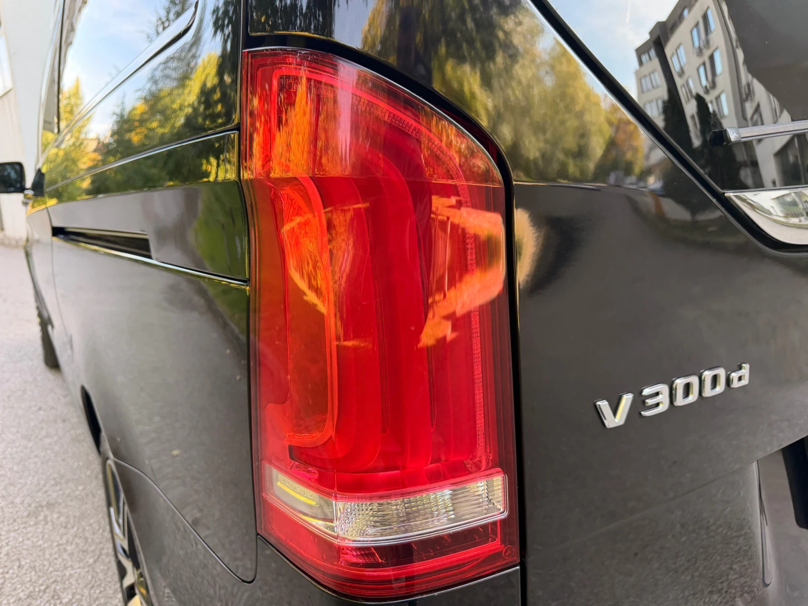 Mercedes-Benz V 300 AMG OPTIC / 4-MATIC / 360 КАМЕРИ, снимка 17 - Автомобили и джипове - 56410349