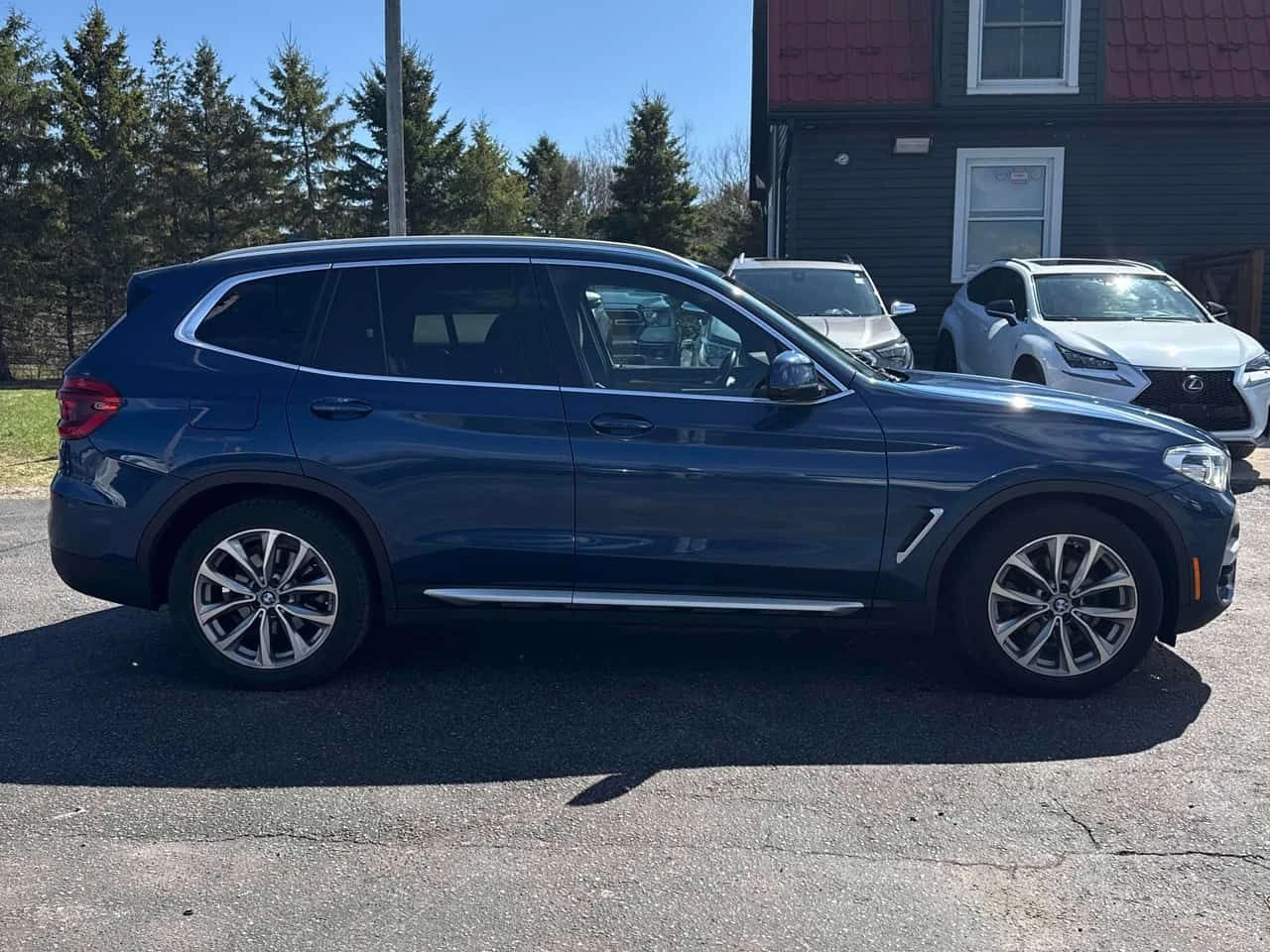 BMW X3 ПАНОРАМА| ПОДГРЕВ| КЛИП НА МОТОРА| СЕРВИЗНА КНИЖКА, снимка 4 - Автомобили и джипове - 54366684