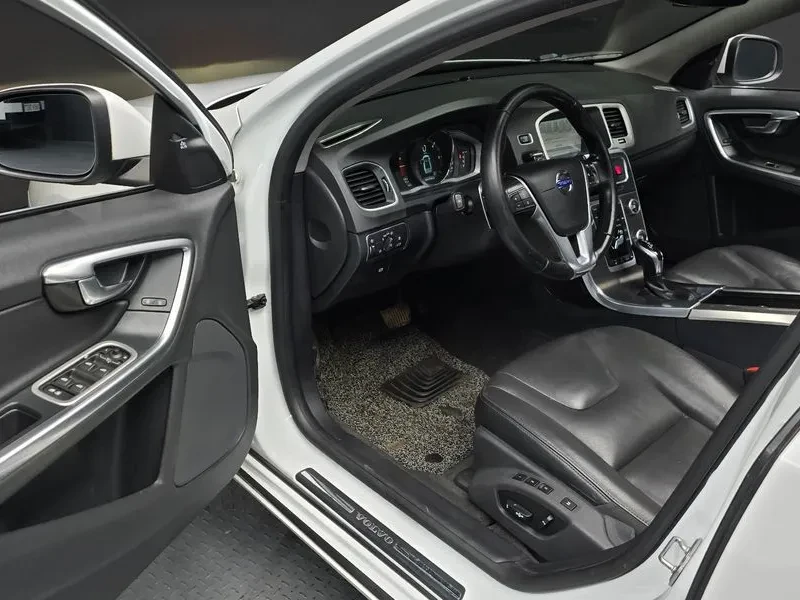 Volvo S60 1.6D, снимка 11 - Автомобили и джипове - 53796389