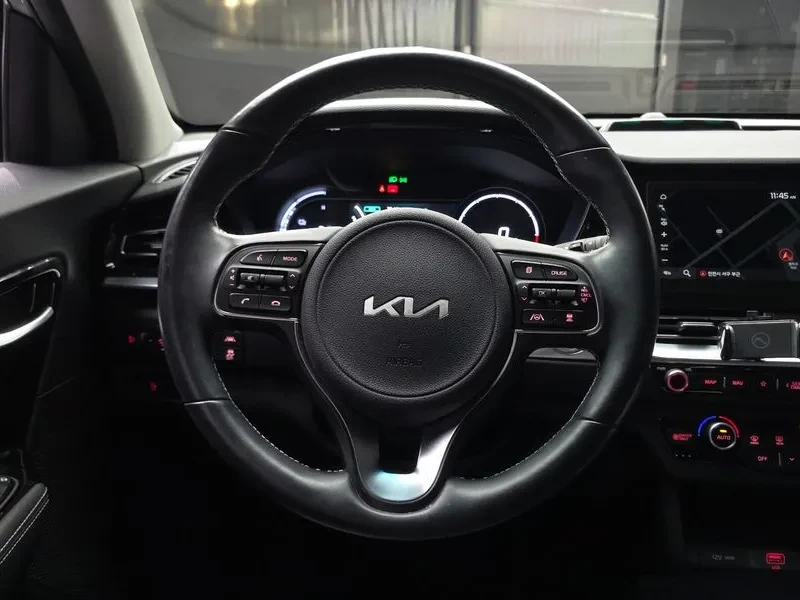 Kia Niro САМО 30% АВАНС, снимка 13 - Автомобили и джипове - 56489199