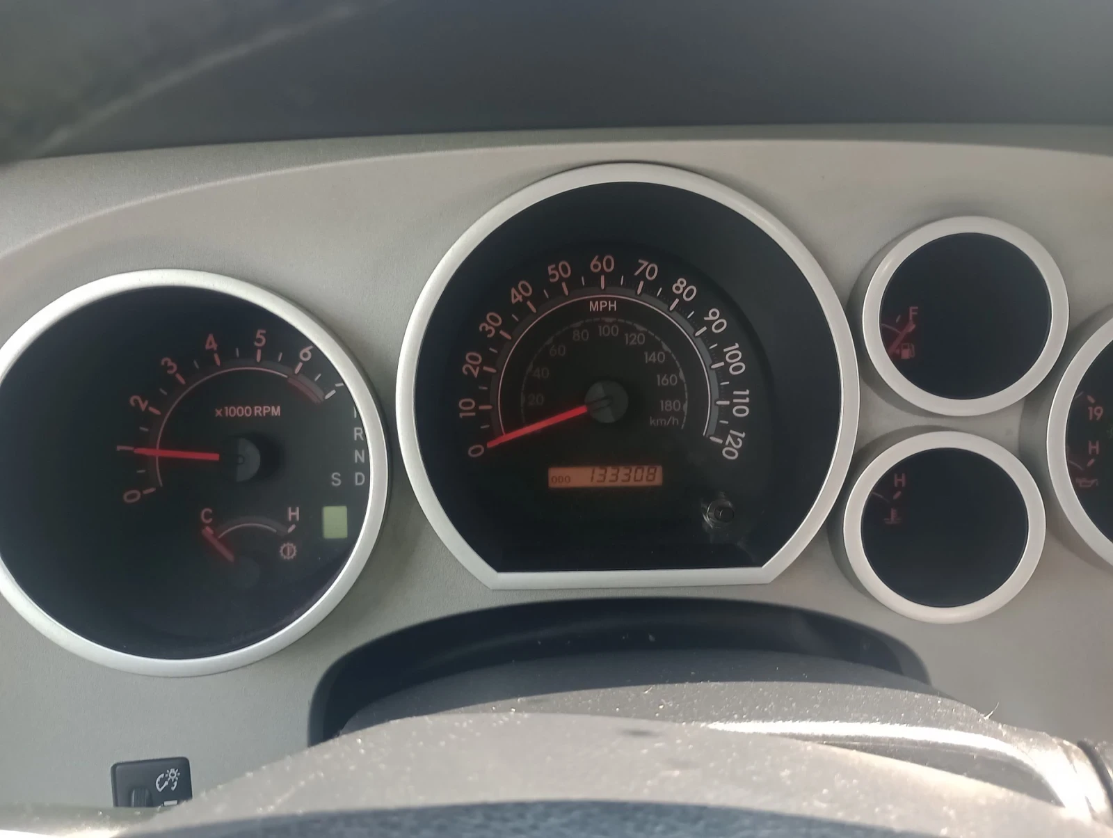 Toyota Tundra 5.7i SR5 agu barter - изображение 5