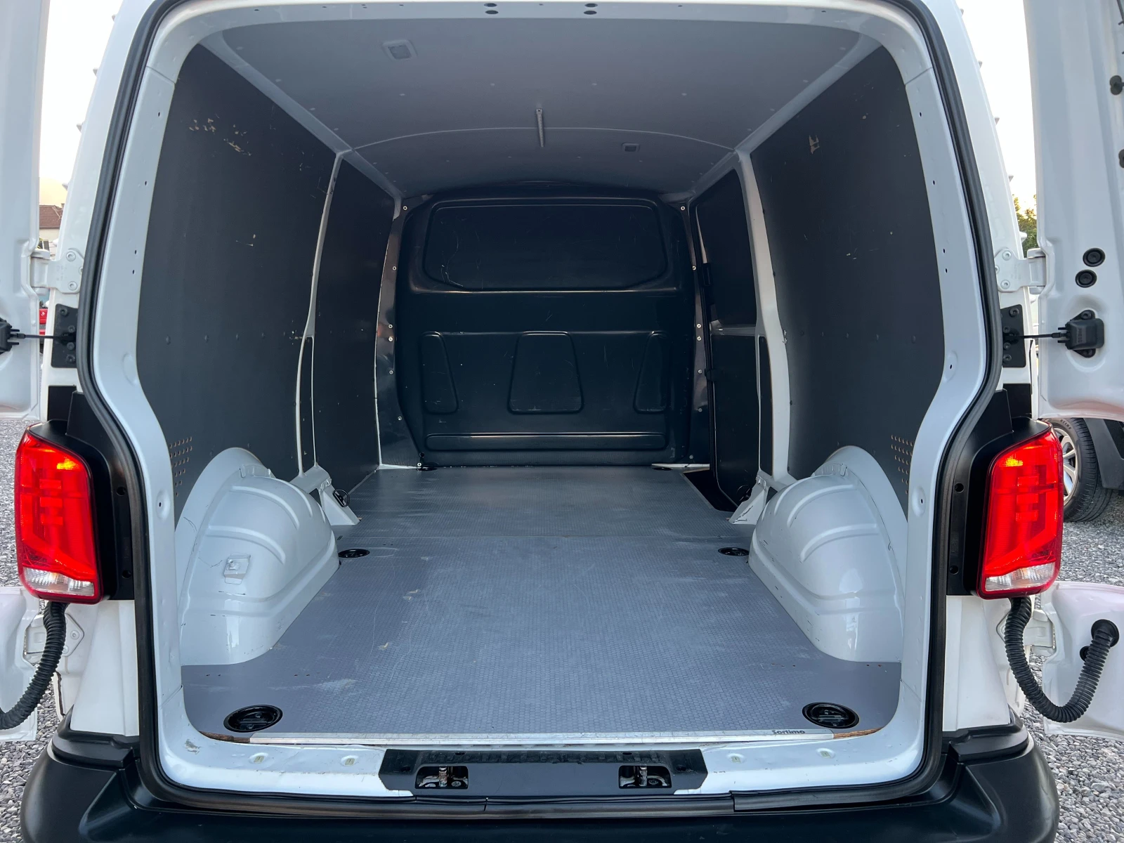 VW T6 2.0TDI ДЪЛГА БАЗА/3-Местен/Сервизна история/, снимка 10 - Бусове и автобуси - 54976698