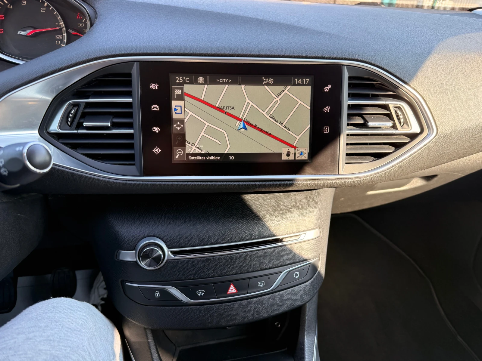 Peugeot 308 1, 6 HDI LED КОЖА НАВИГАЦИЯ - изображение 8