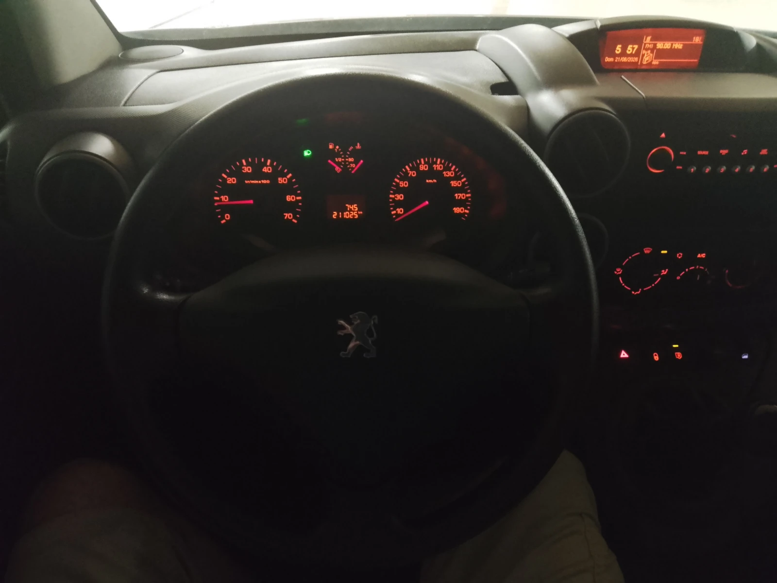 Peugeot Partner 1.6 HDI, снимка 11 - Автомобили и джипове - 54989938