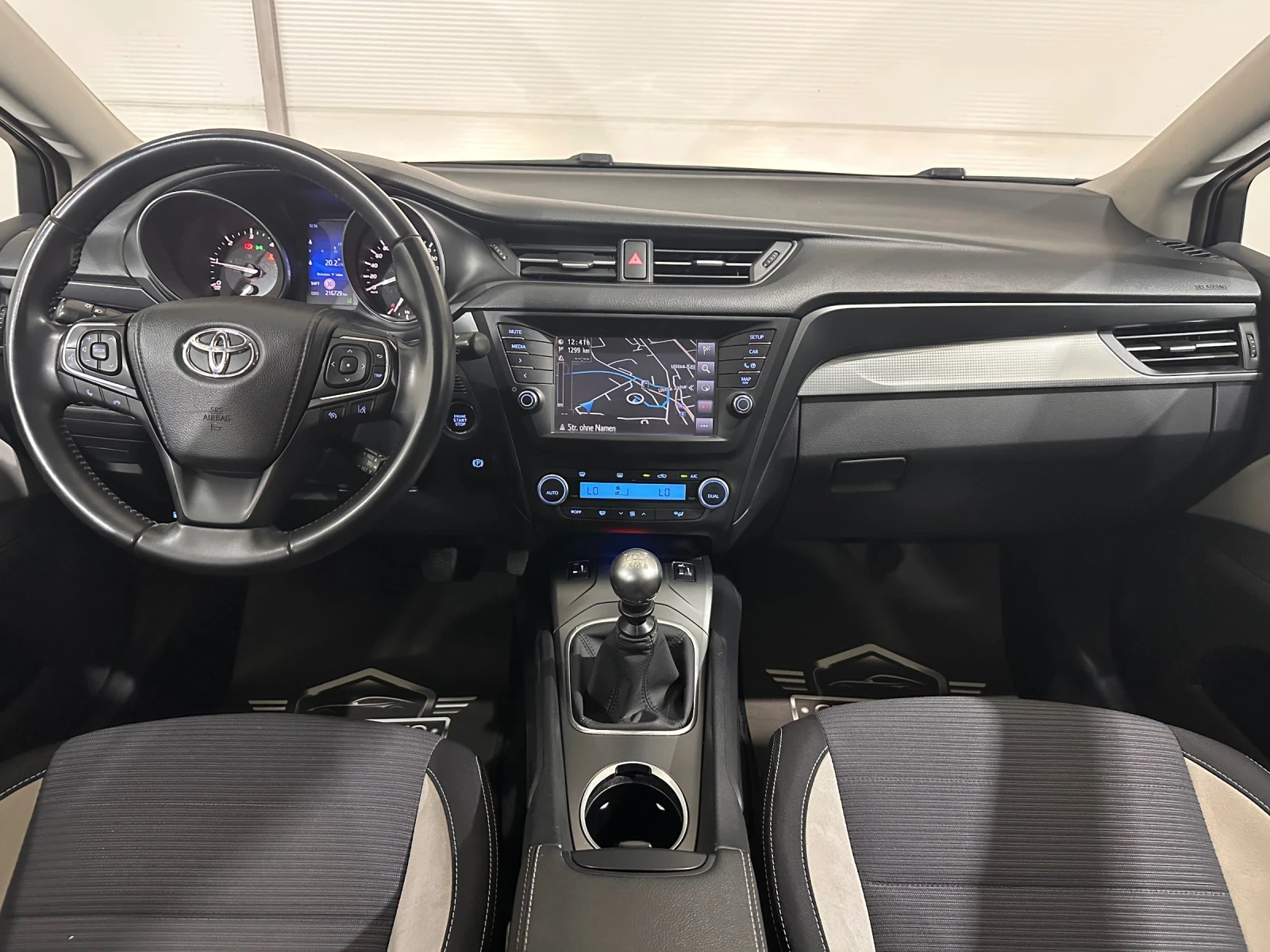 Toyota Avensis D-4D Touring sport, снимка 8 - Автомобили и джипове - 55056896