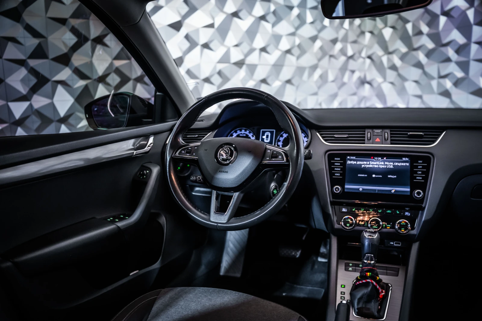 Skoda Octavia 2, 0 TDI DSG * LED* Keyless* Подгрев* , снимка 12 - Автомобили и джипове - 55570671