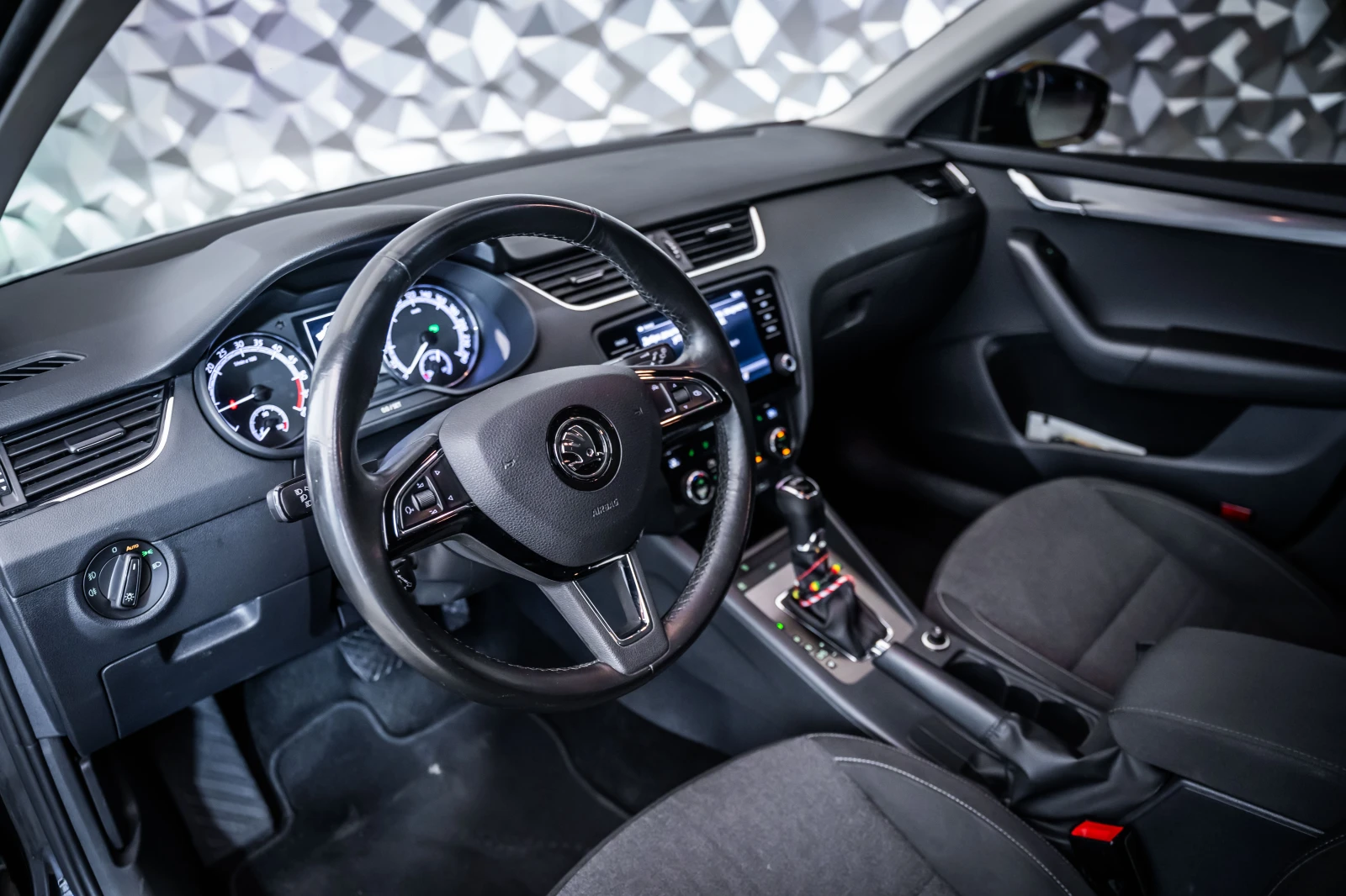 Skoda Octavia 2, 0 TDI DSG * LED* Keyless* Подгрев* , снимка 8 - Автомобили и джипове - 55570671