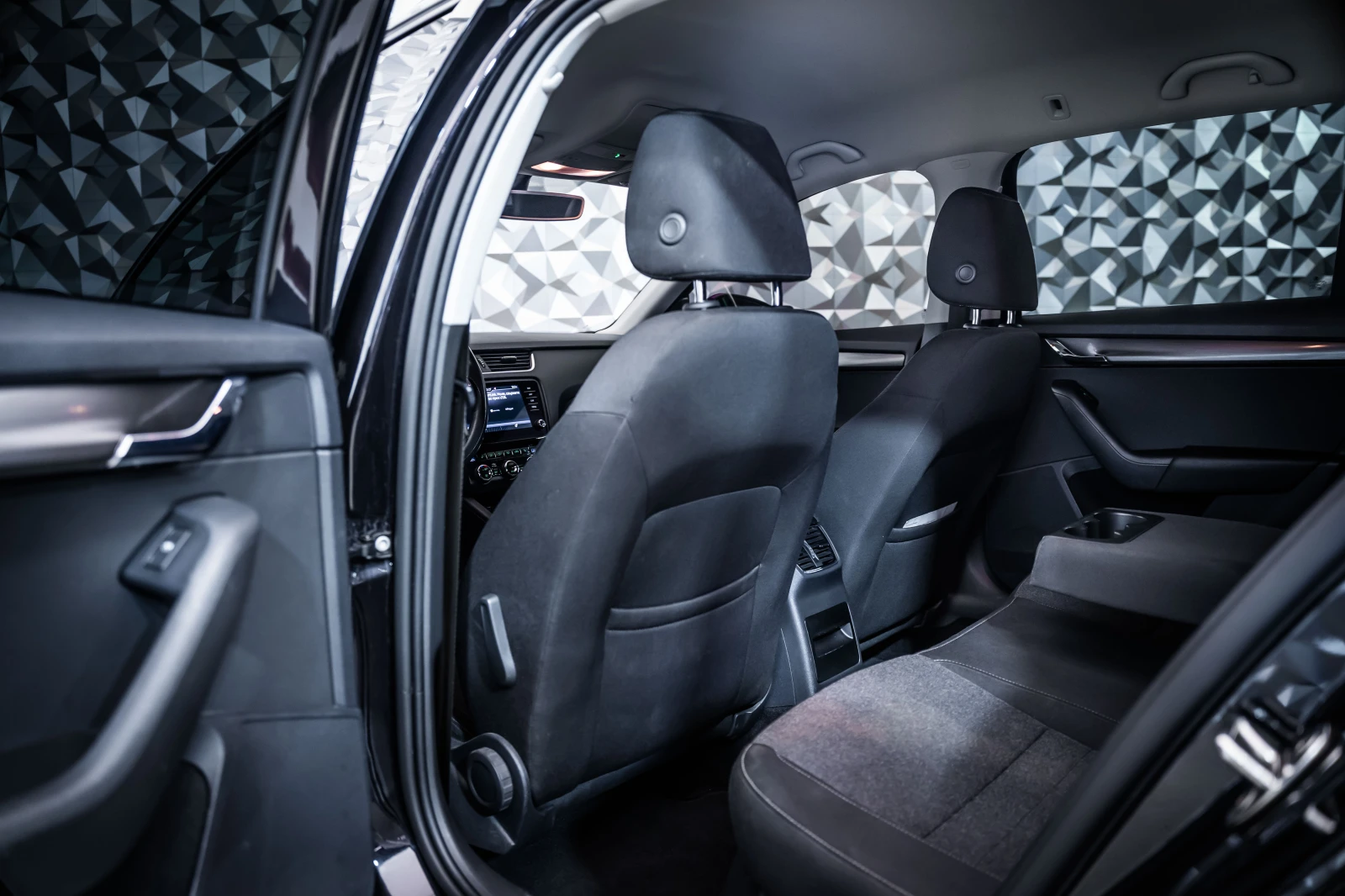 Skoda Octavia 2, 0 TDI DSG * LED* Keyless* Подгрев* , снимка 15 - Автомобили и джипове - 55570671