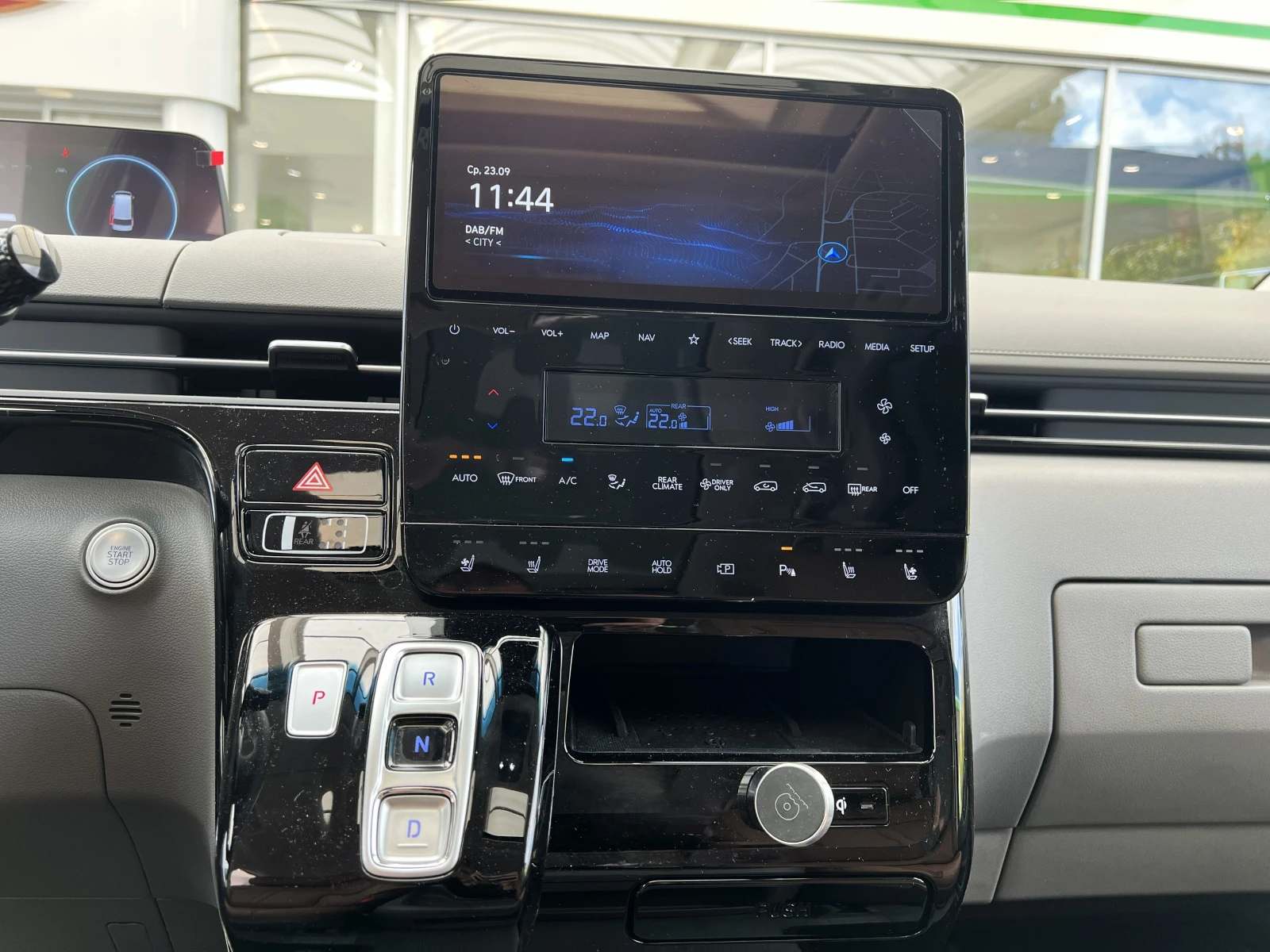 Hyundai Staria SIGANTURE / HYBRID/ BOSE/ PANO/ 7-МЕСТЕН/ ГАРАНЦИЯ, снимка 10 - Автомобили и джипове - 56210744
