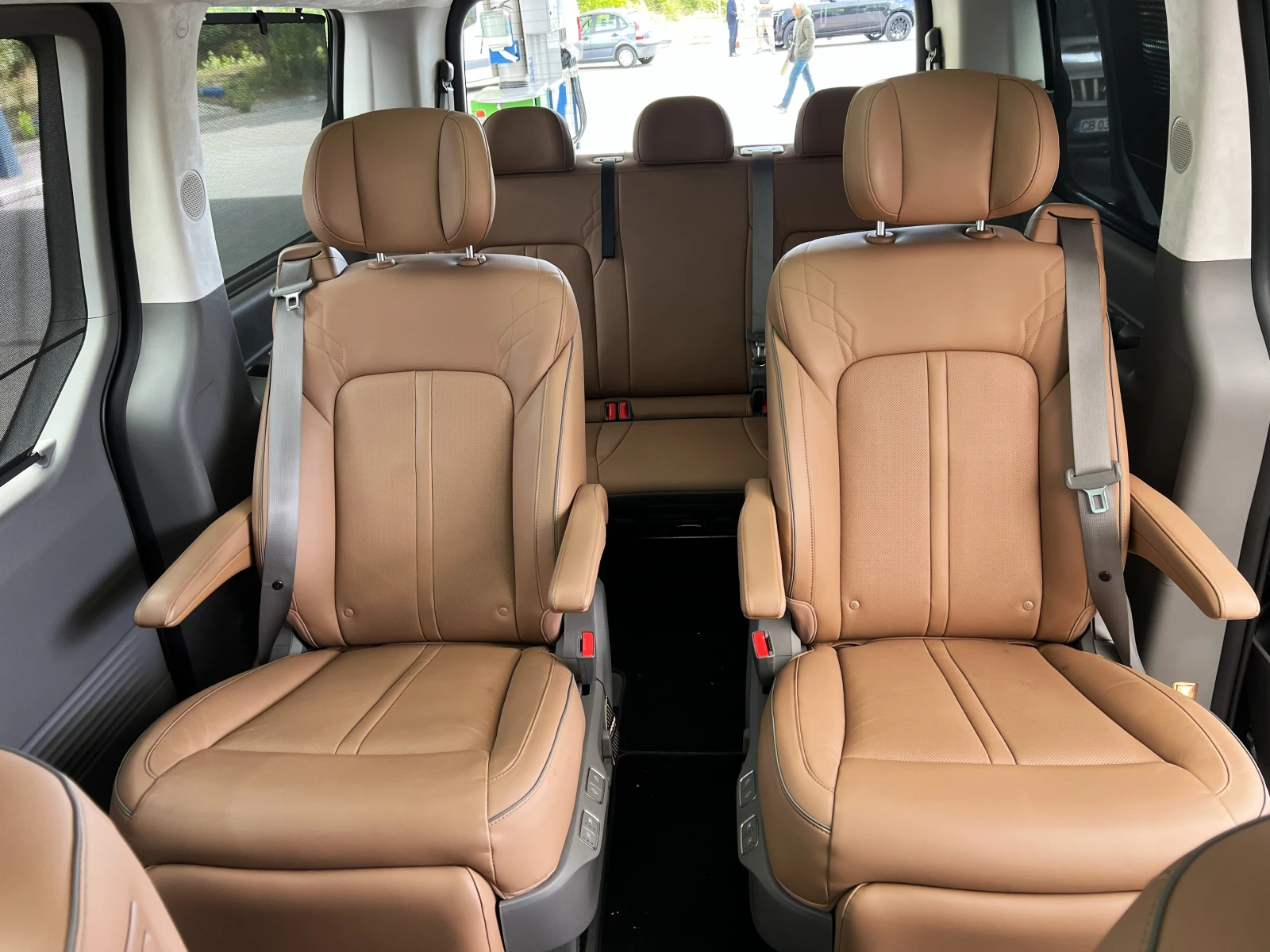 Hyundai Staria SIGANTURE / HYBRID/ BOSE/ PANO/ 7-МЕСТЕН/ ГАРАНЦИЯ, снимка 13 - Автомобили и джипове - 56210744