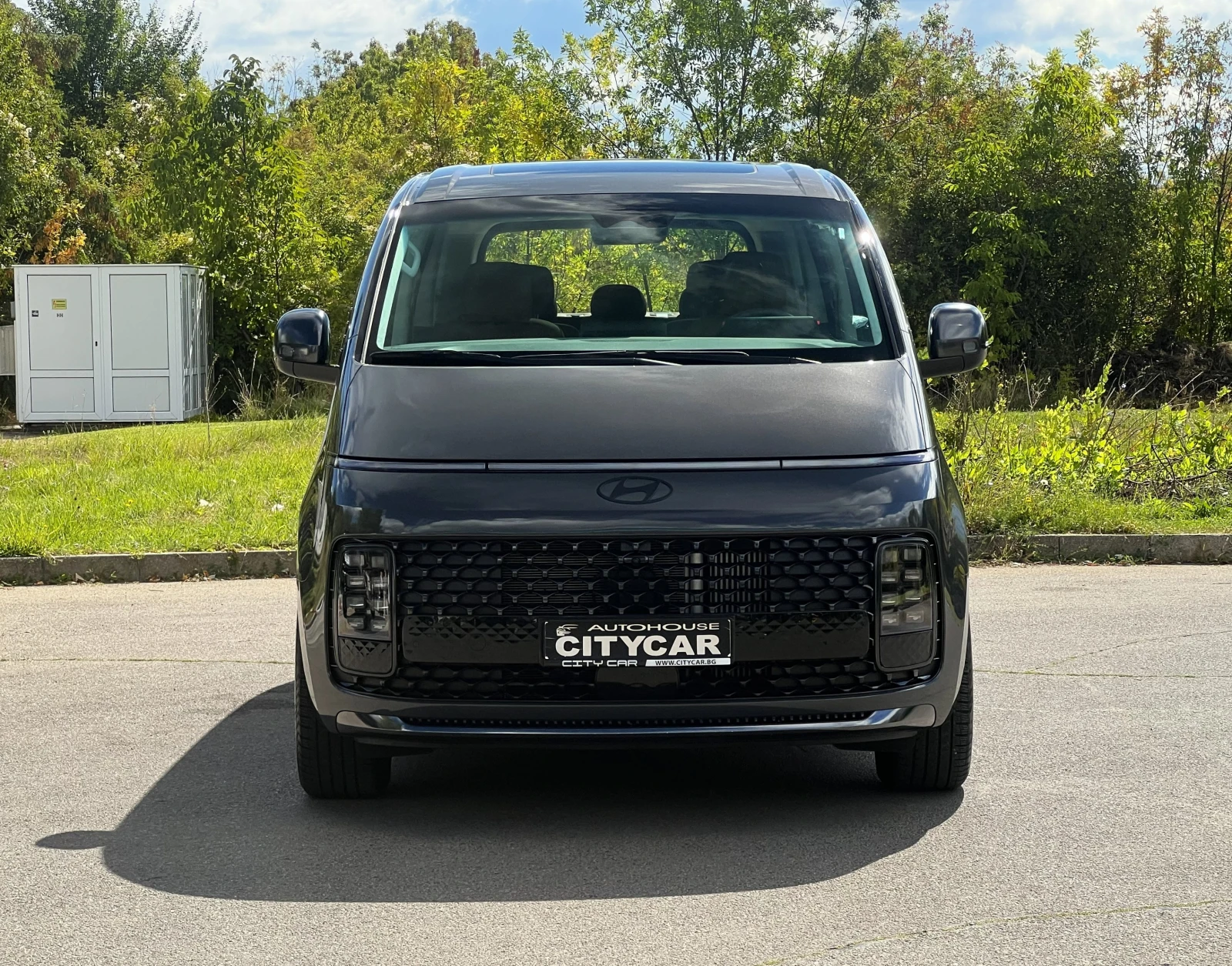 Hyundai Staria SIGANTURE / HYBRID/ BOSE/ PANO/ 7-МЕСТЕН/ ГАРАНЦИЯ, снимка 2 - Автомобили и джипове - 56210744