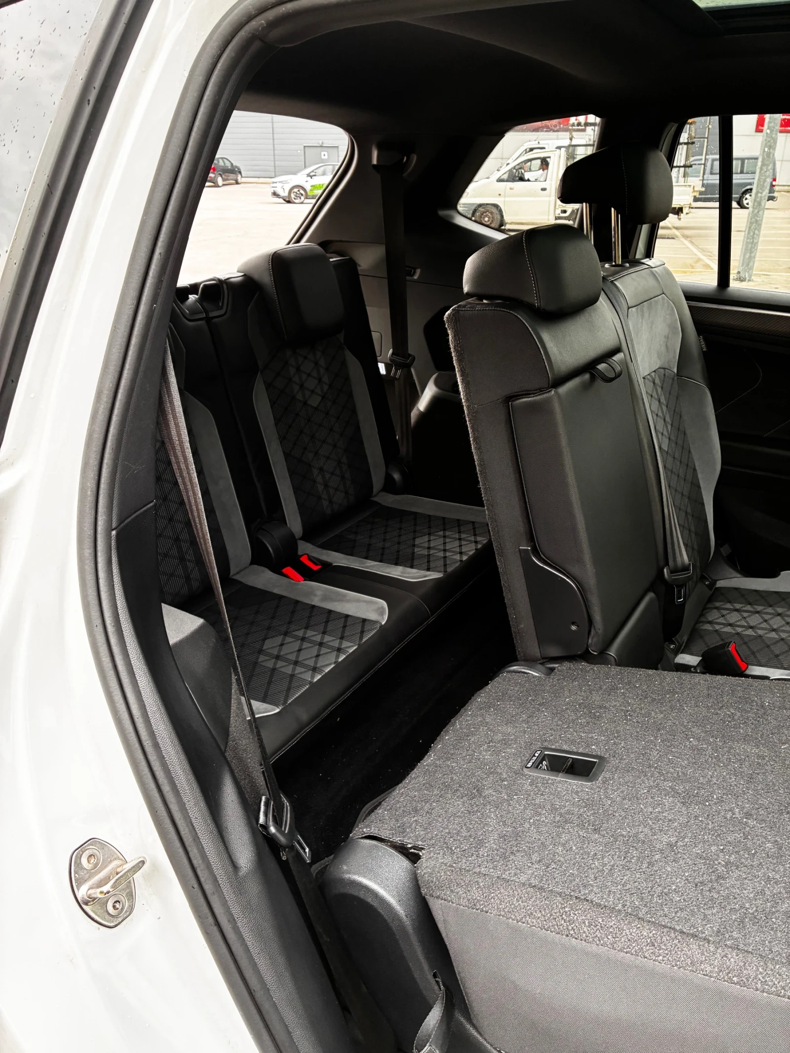 VW Tiguan Allspace Allspace R-line 4-motion още 30 месеца гаранция, снимка 11 - Автомобили и джипове - 54892377