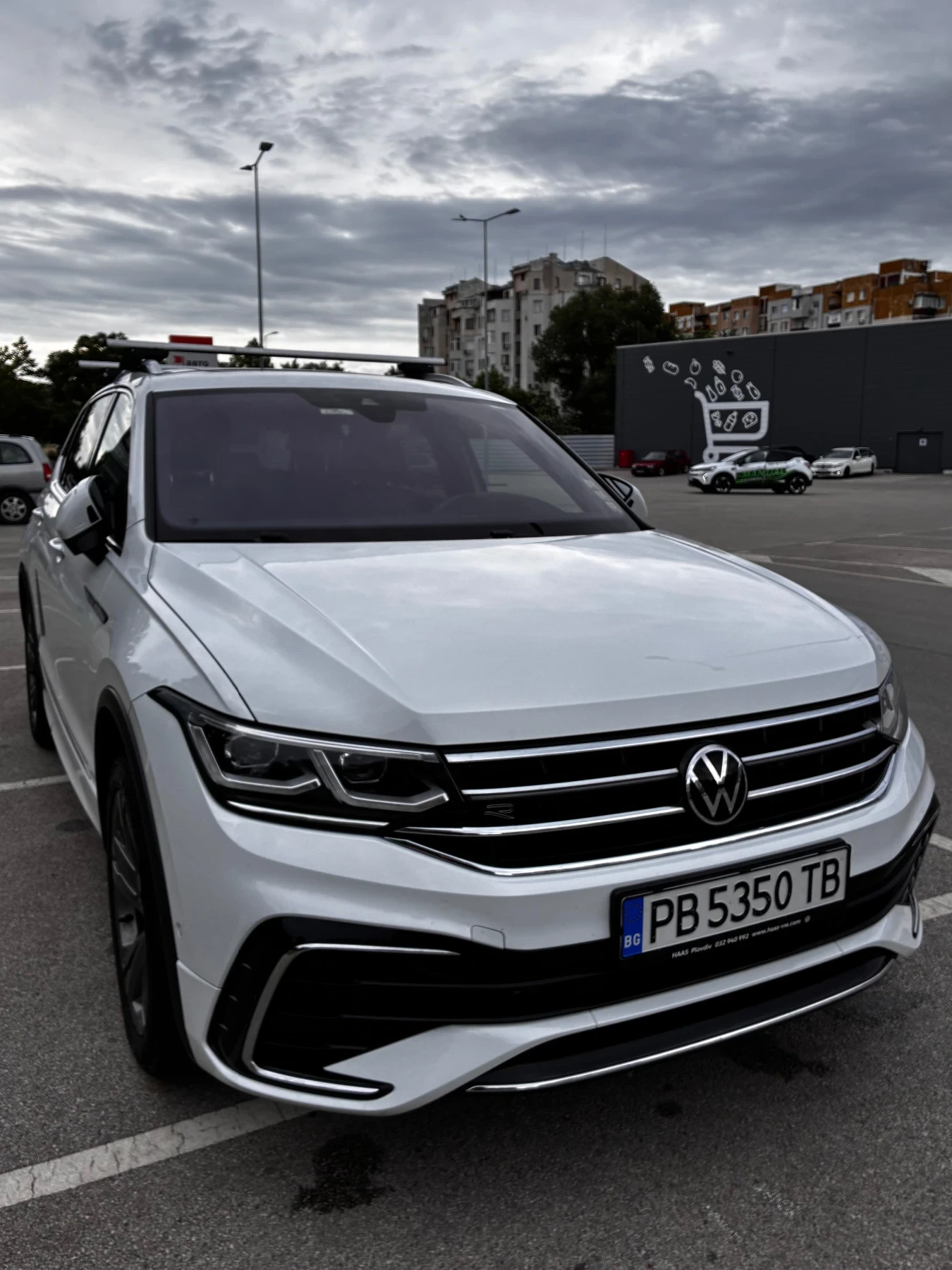 VW Tiguan Allspace Allspace R-line 4-motion още 30 месеца гаранция, снимка 2 - Автомобили и джипове - 54892377