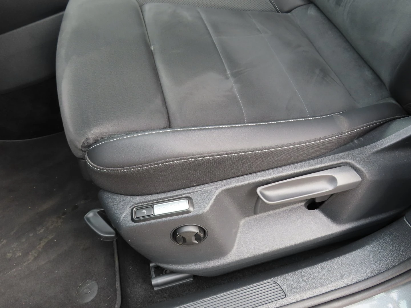 VW T-Roc, снимка 7 - Автомобили и джипове - 56420404