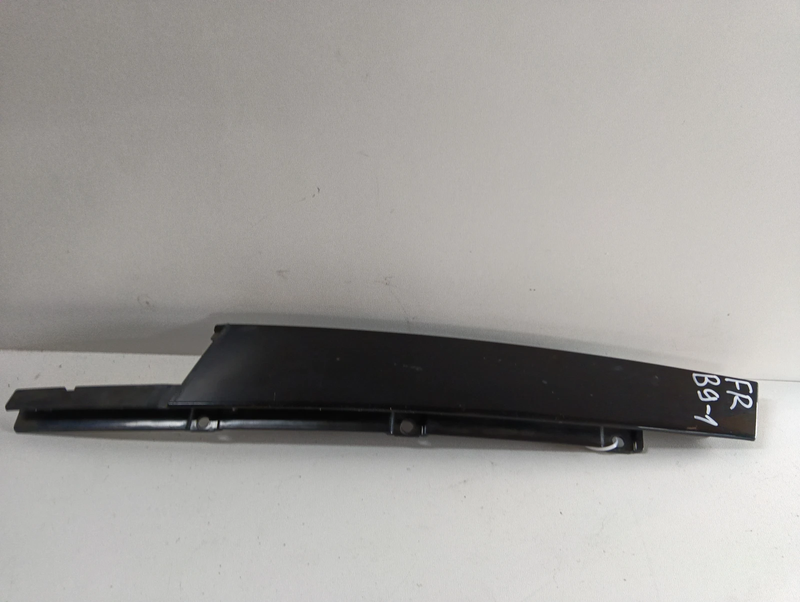 лайсна за (предна дясна врата) 8W0837902 Audi A4