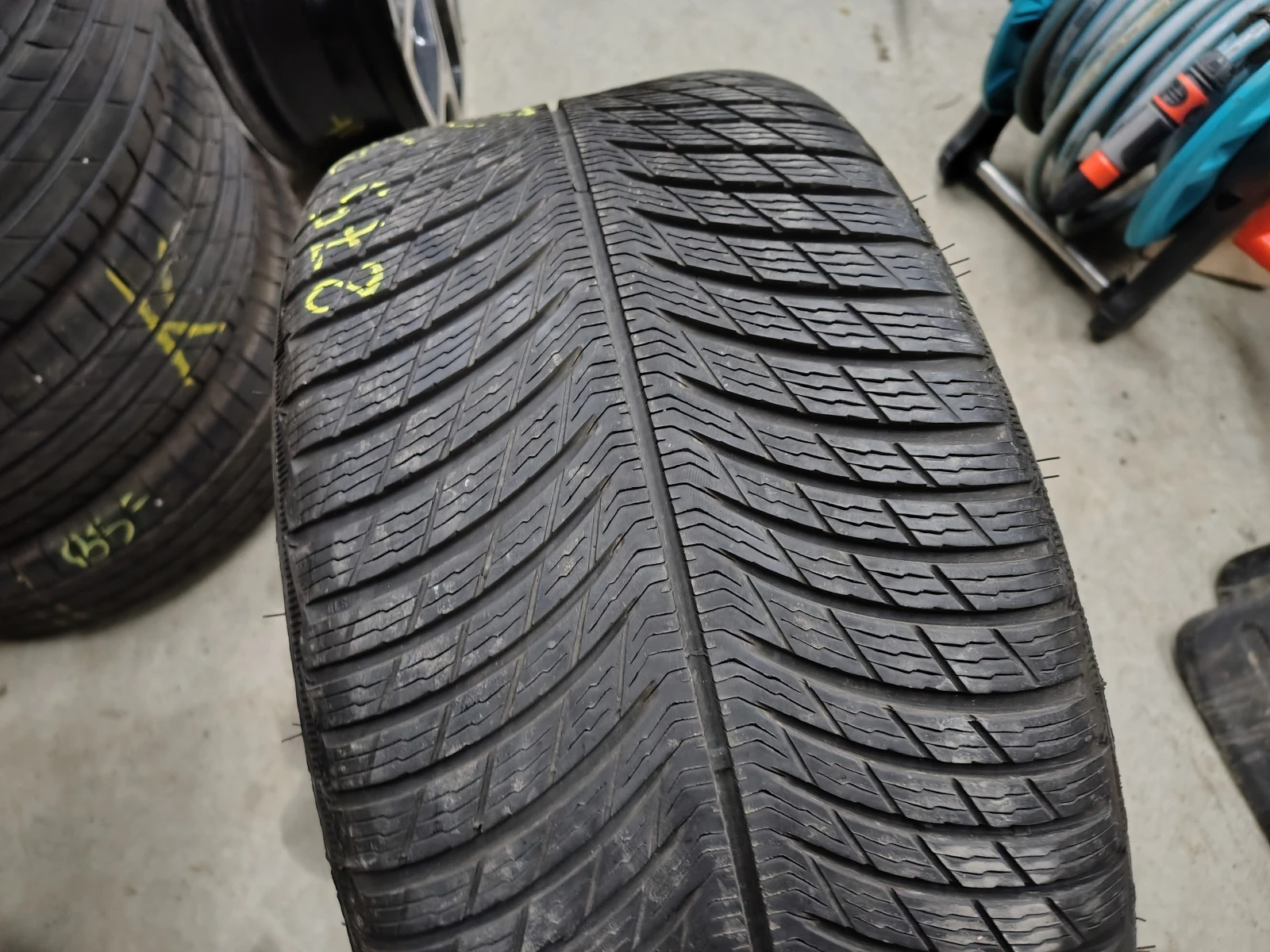 Гуми Зимни 275/35R19, снимка 3 - Гуми и джанти - 54083194