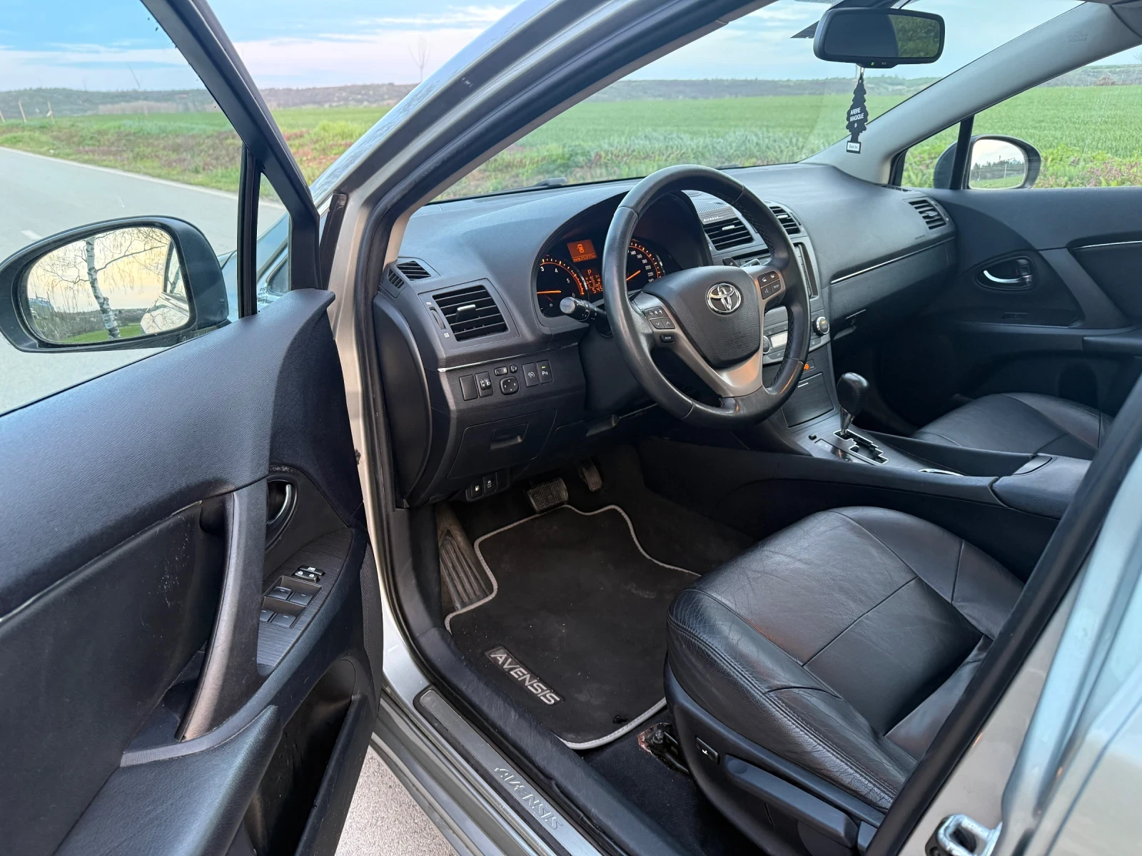 Toyota Avensis * TV * Pano * Keyless * D4D * FULL, снимка 5 - Автомобили и джипове - 54160569