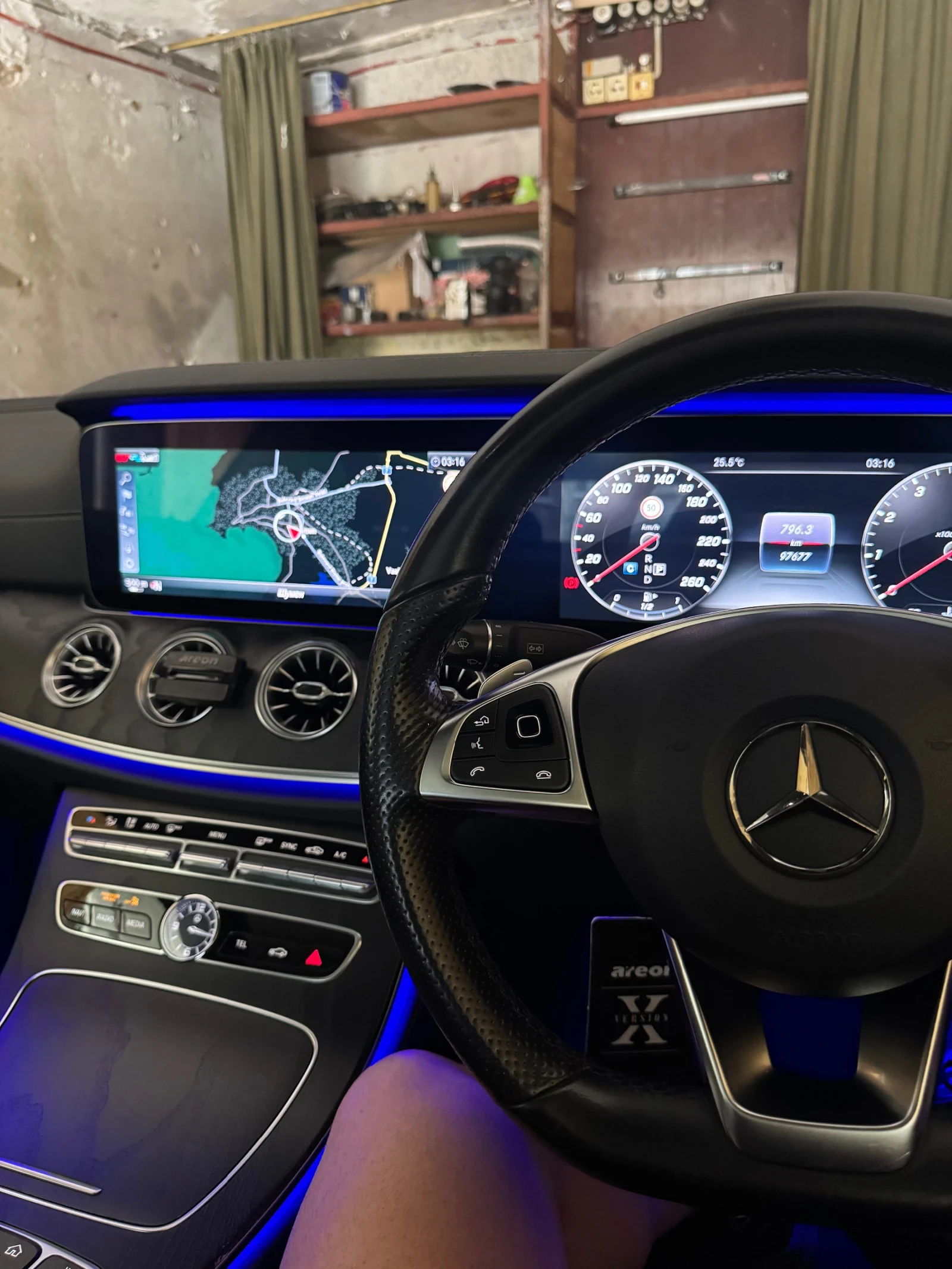 Mercedes-Benz E 400 4MATIC/AIRMATIC/AMG LINE/ПАНОРАМА/ДИГИТАЛЕН ДИСПЛЕ, снимка 17 - Автомобили и джипове - 54979501