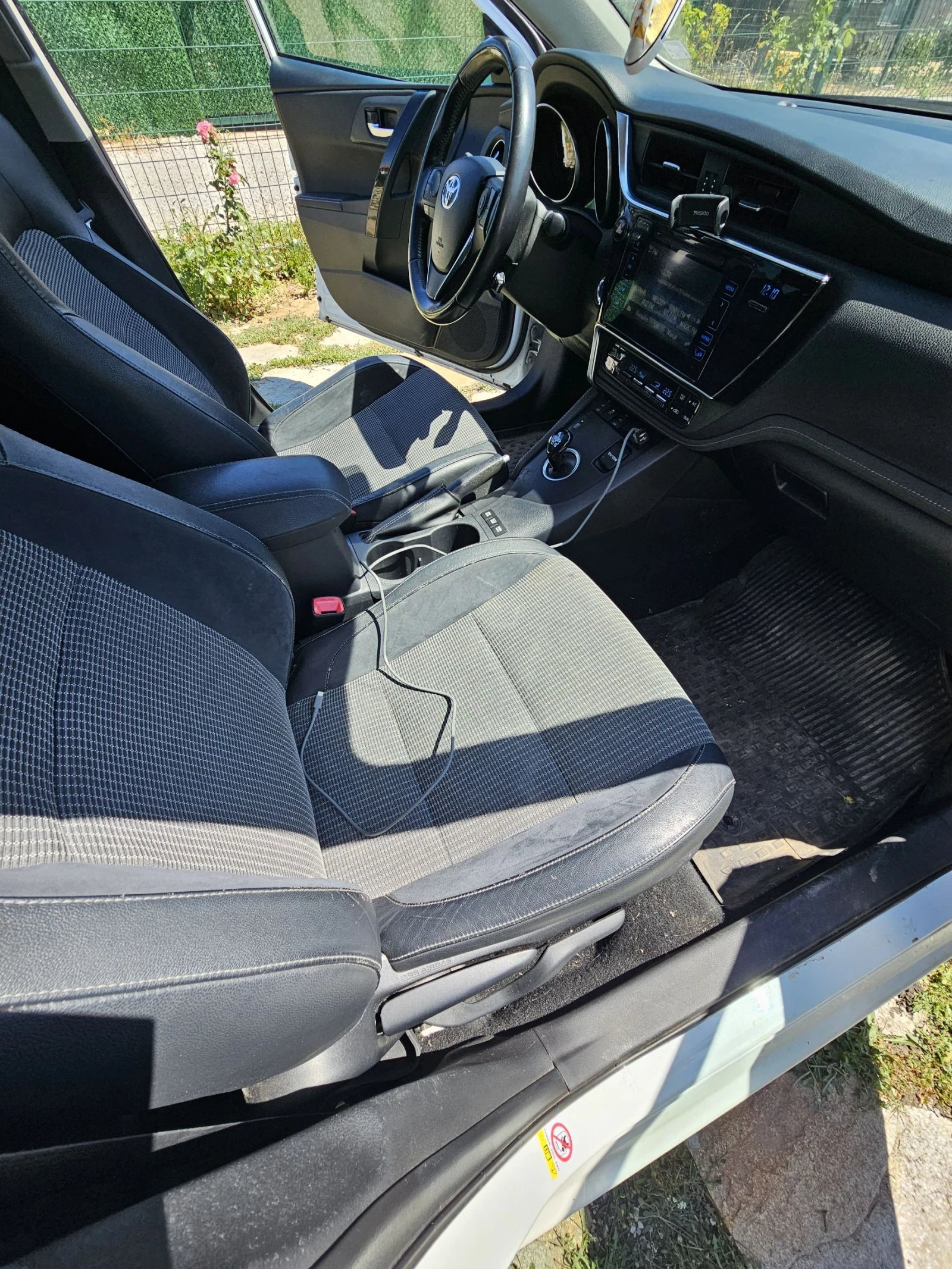 Toyota Auris 1.8, hybrid, Chic, снимка 9 - Автомобили и джипове - 55240248