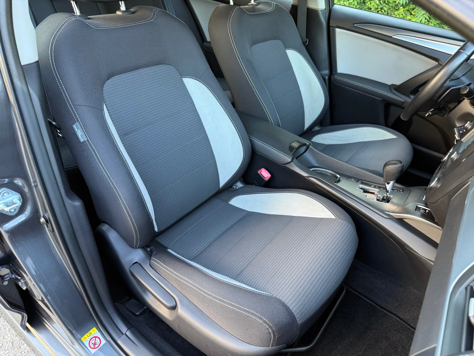 Toyota Avensis 2.0i AUTOMATIC SWISS, снимка 9 - Автомобили и джипове - 55618162