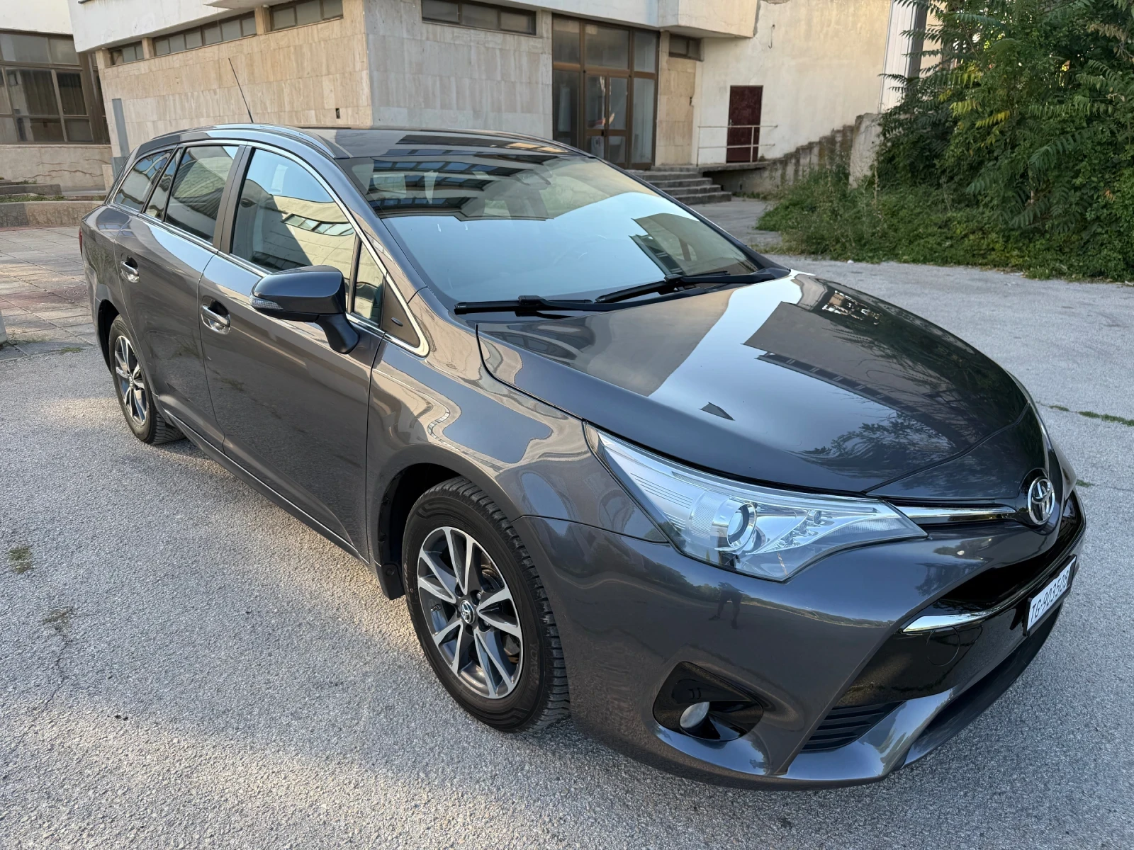 Toyota Avensis 2.0i AUTOMATIC SWISS, снимка 2 - Автомобили и джипове - 55618162