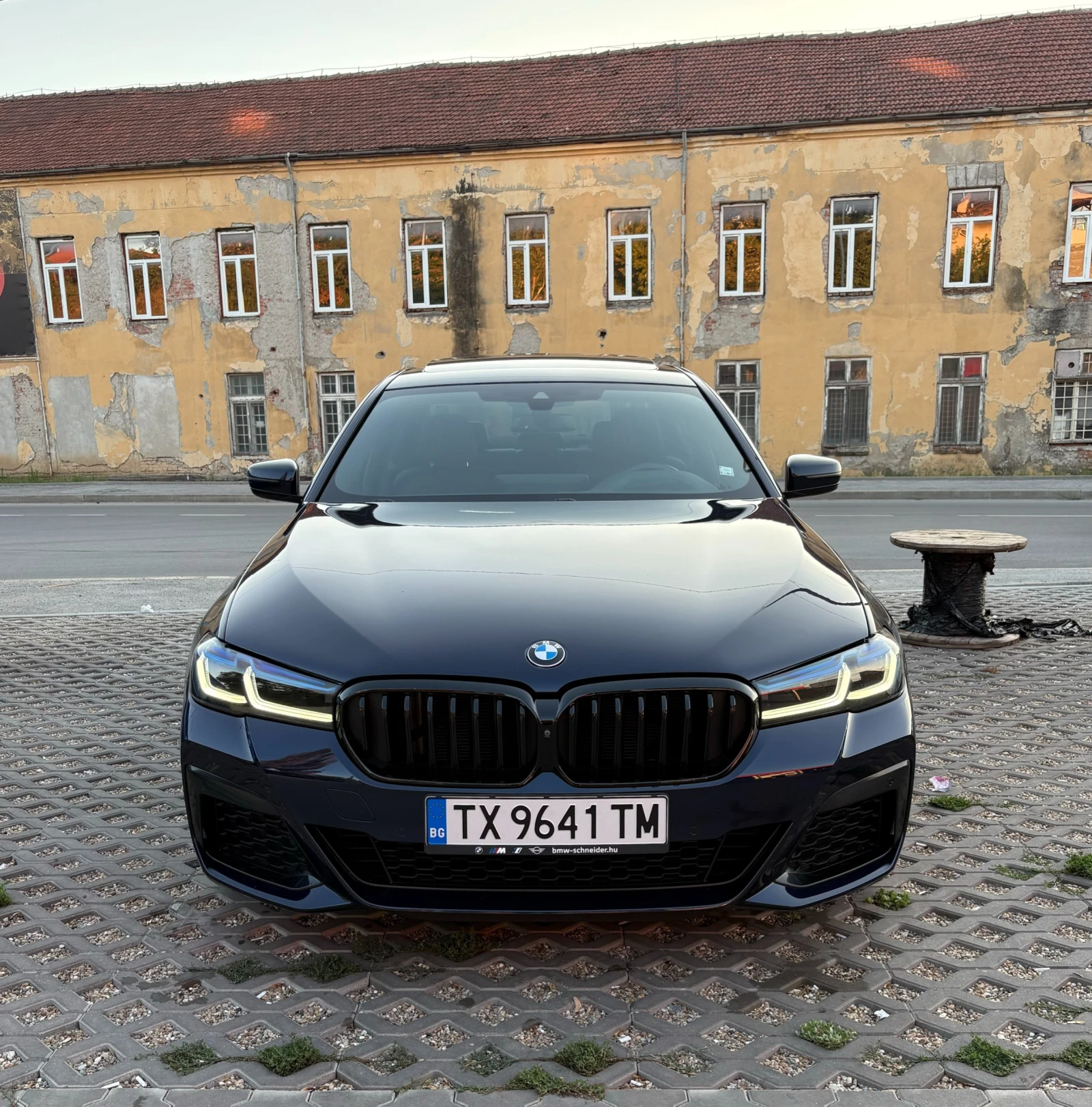 BMW 530 Individual M Nappa Laser HUD SoftClose Harman, снимка 2 - Автомобили и джипове - 56106750