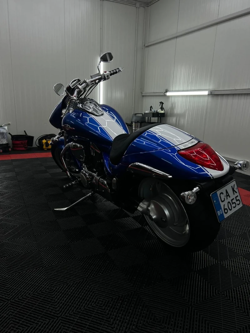 Suzuki Boulevard 1, 8