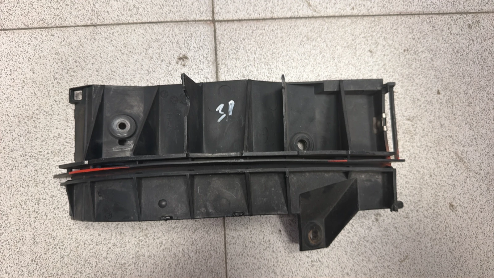 Водач задна броня Audi A3 8L 1996- LH 8L0807377A/8L0807377D , снимка 2 - Части - 55959804