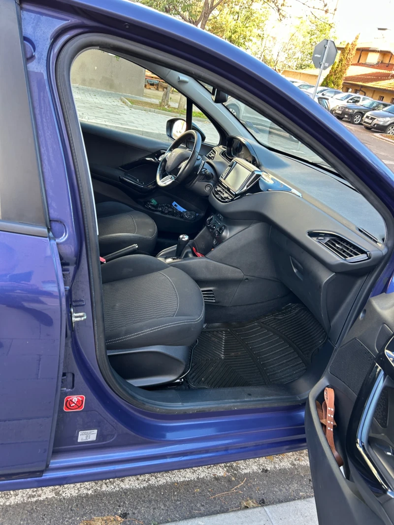 Peugeot 208 PureTech, снимка 13 - Автомобили и джипове - 52253343