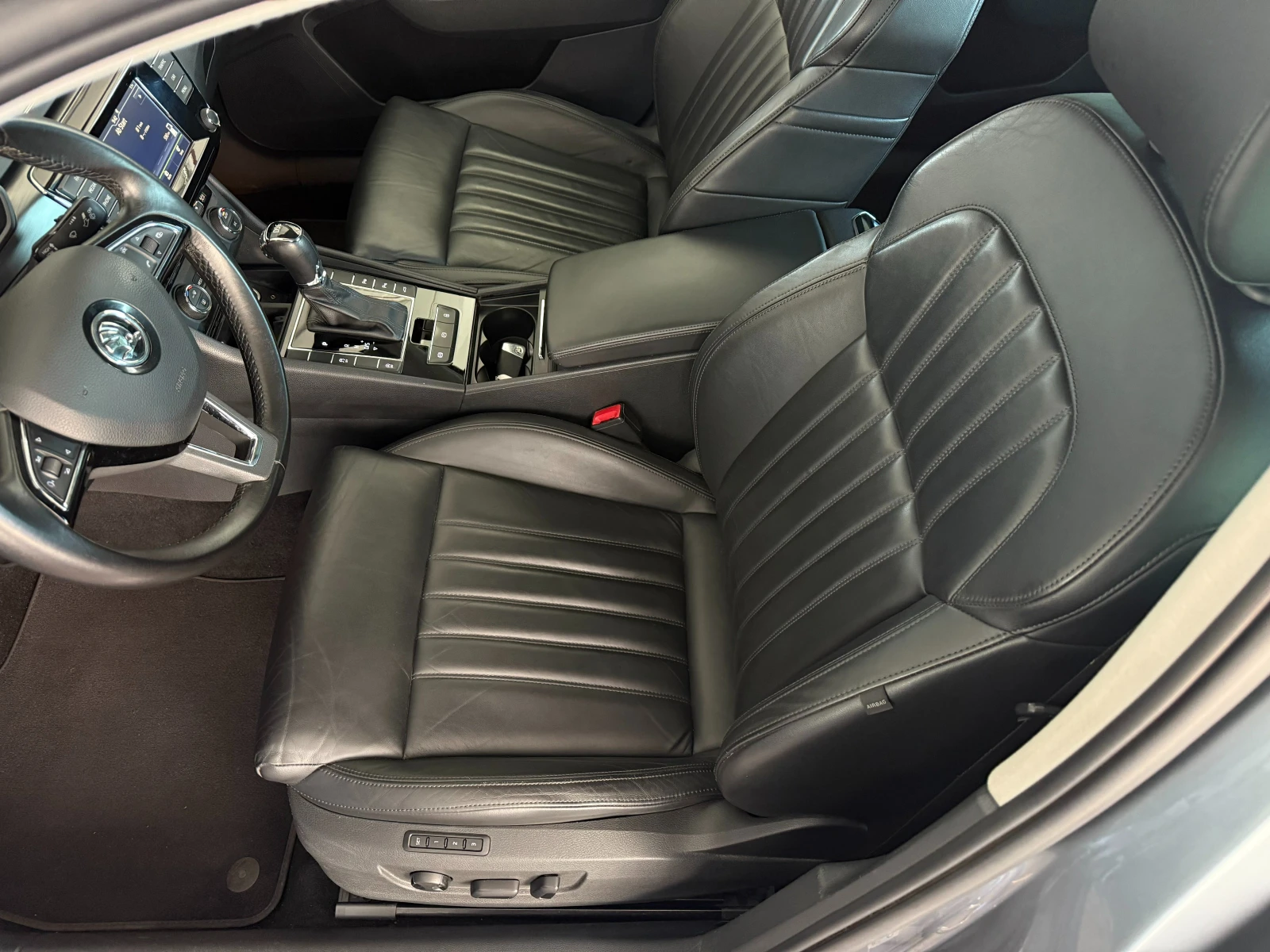 Skoda Superb 2.0TDI* 190к.с* СЕРВИЗНА КНИЖКА С ПЪЛНА ИСТОРИЯ  - изображение 8