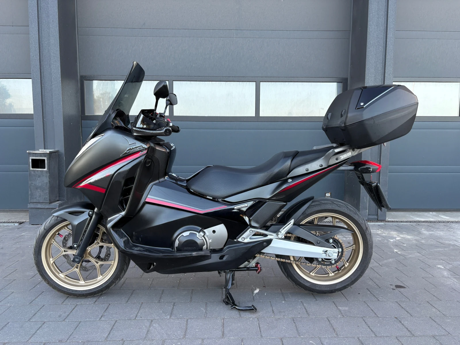 Honda Integra 750, перфектен, обслужен.