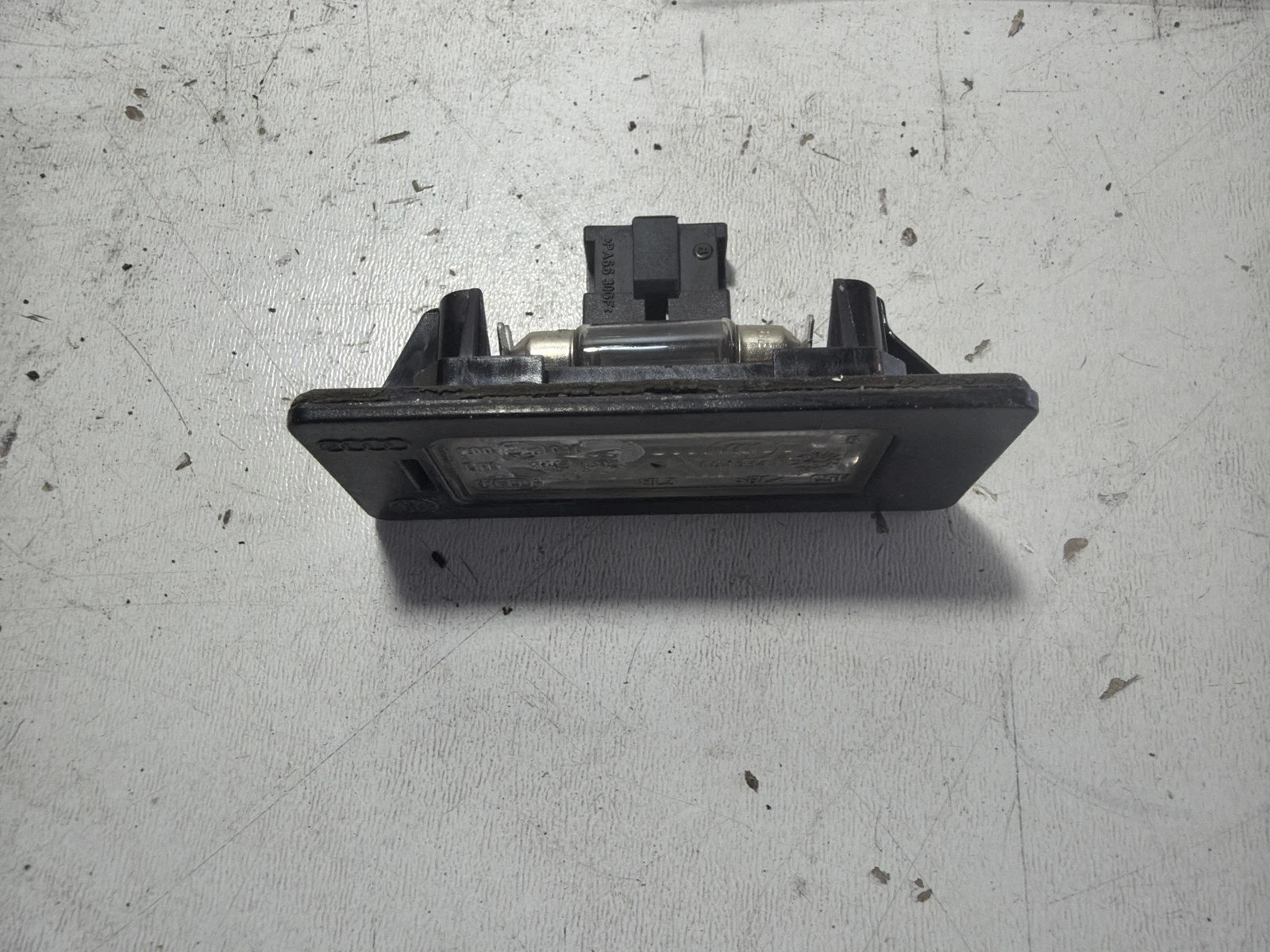 плафон регистрационен номер 8T0943021 Audi A4