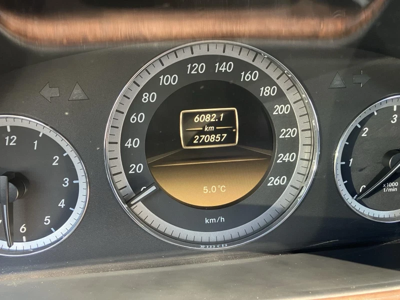 Mercedes-Benz E 220, снимка 10 - Автомобили и джипове - 51337628