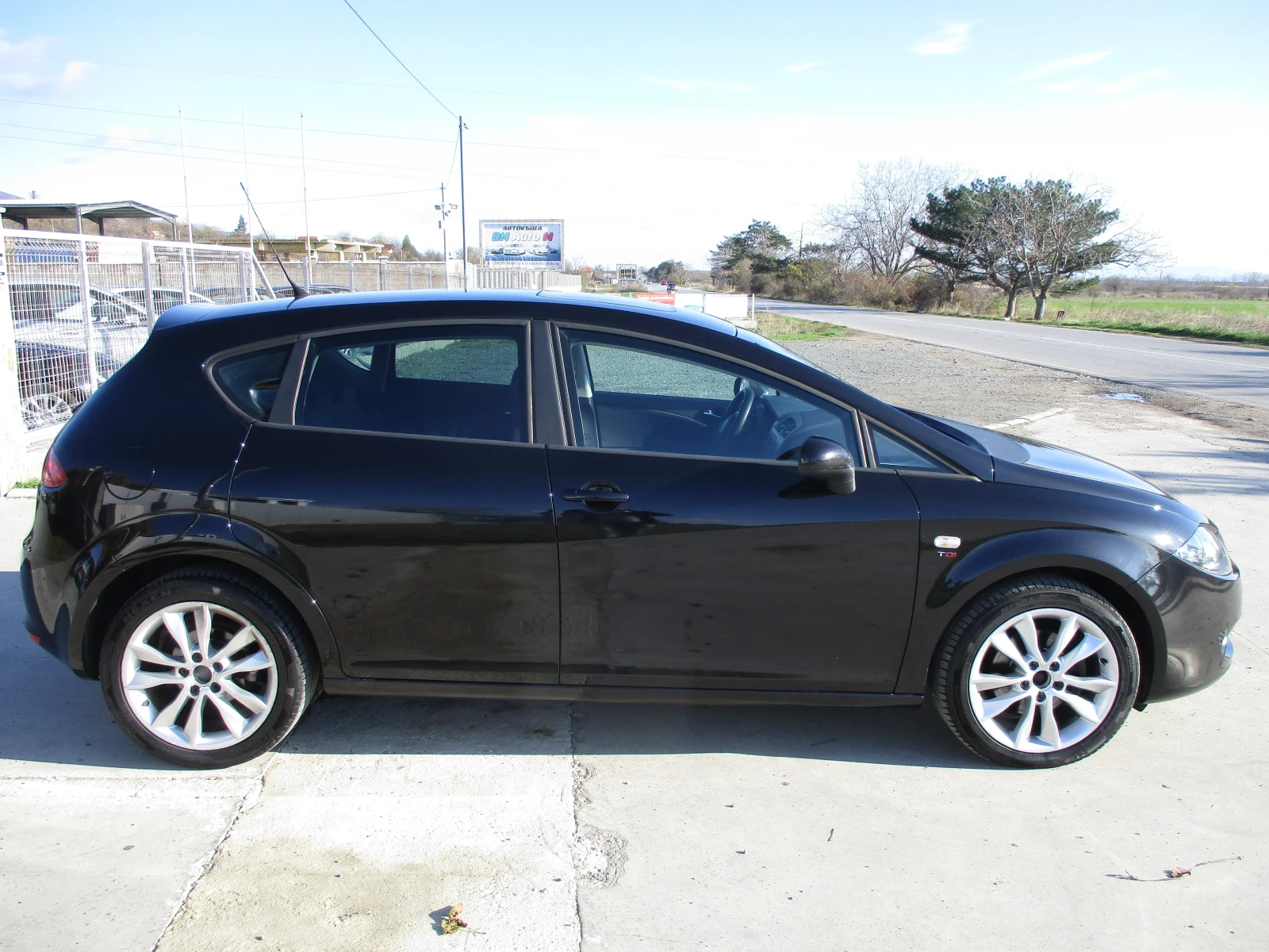 Seat Leon 2.0TDI/140кс./6-СКОРОСТИ/КАТО НОВА - изображение 3