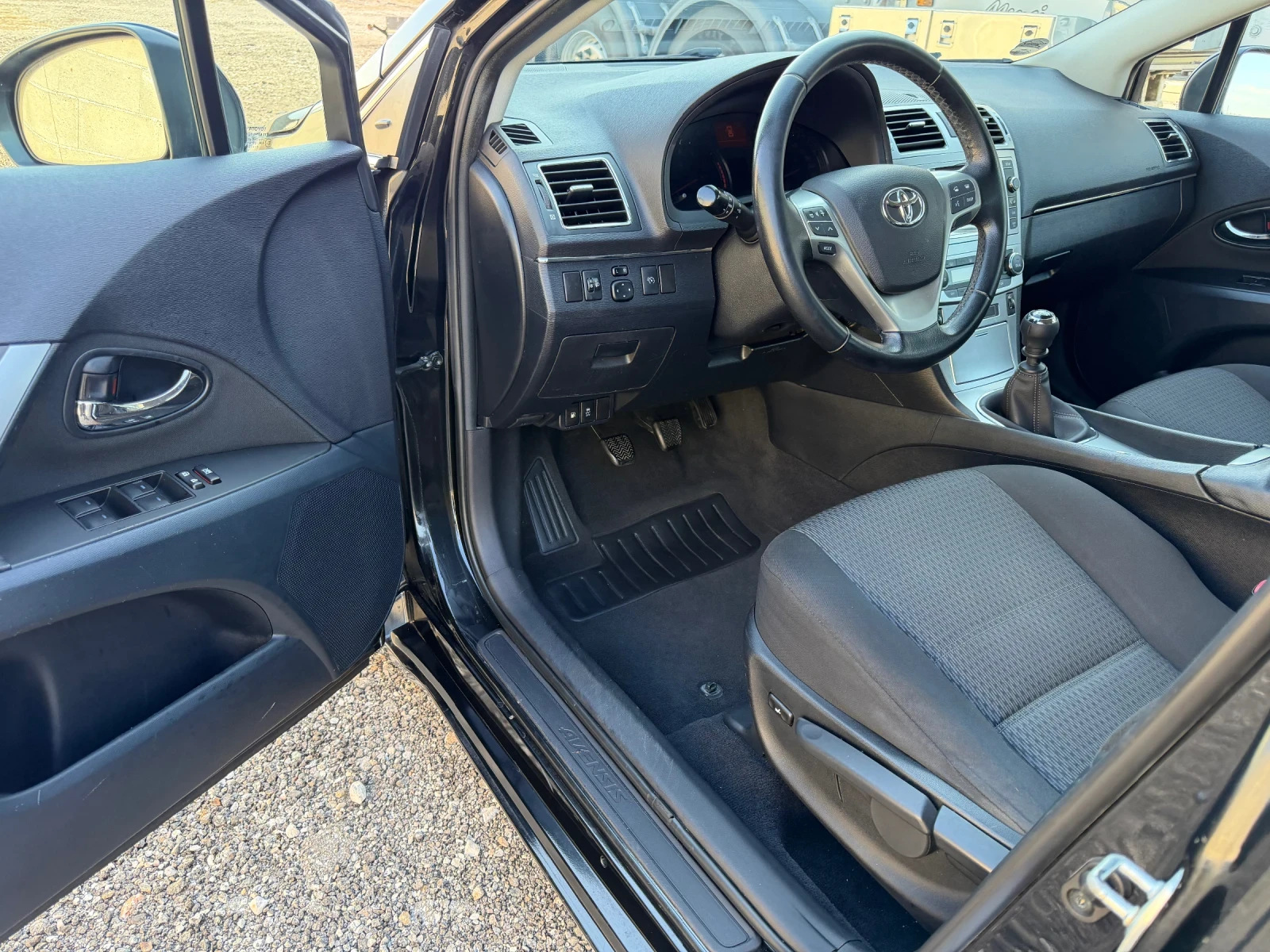 Toyota Avensis 1.8 VALVEMATIC, снимка 5 - Автомобили и джипове - 53738967