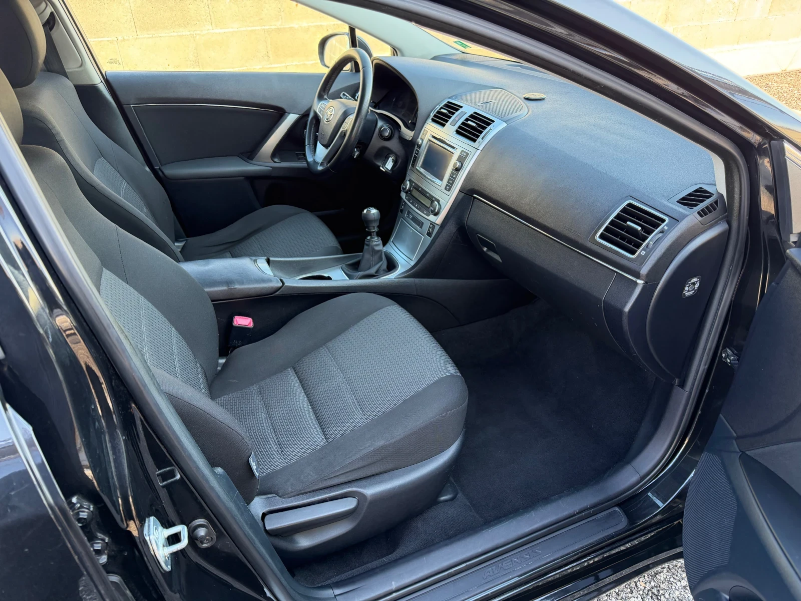 Toyota Avensis 1.8 VALVEMATIC, снимка 6 - Автомобили и джипове - 53738967