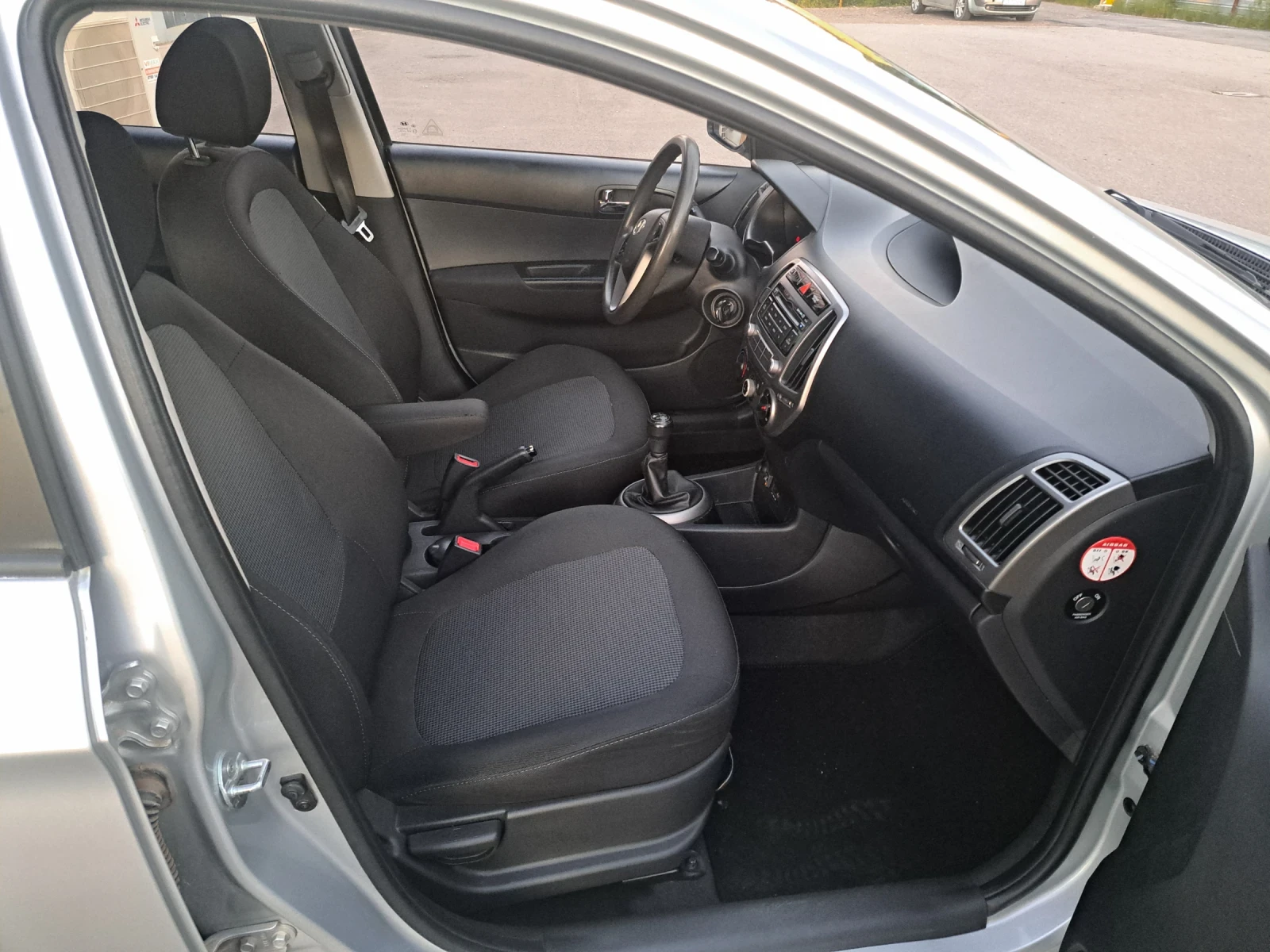 Hyundai I20, снимка 8 - Автомобили и джипове - 54704910