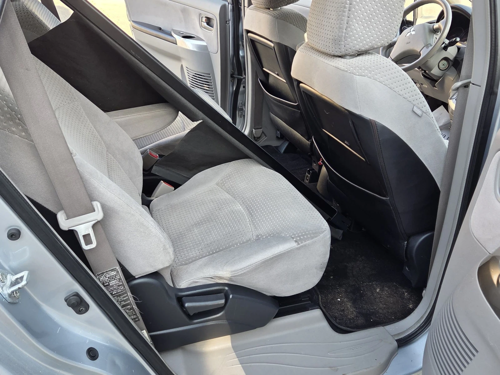 Mitsubishi Grandis 2.4 газ , снимка 9 - Автомобили и джипове - 55810687