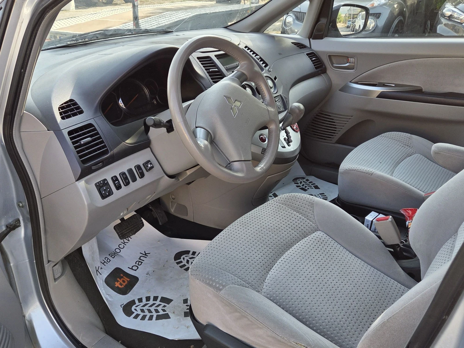Mitsubishi Grandis 2.4 газ , снимка 5 - Автомобили и джипове - 55810687
