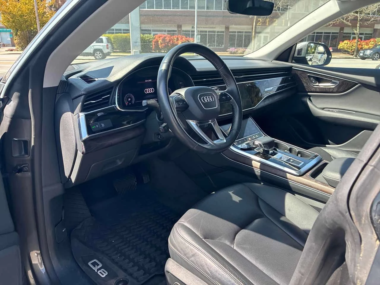 Audi Q8  Progressiv / 360 / ОБДУХВАНЕ / LED , снимка 5 - Автомобили и джипове - 54266646