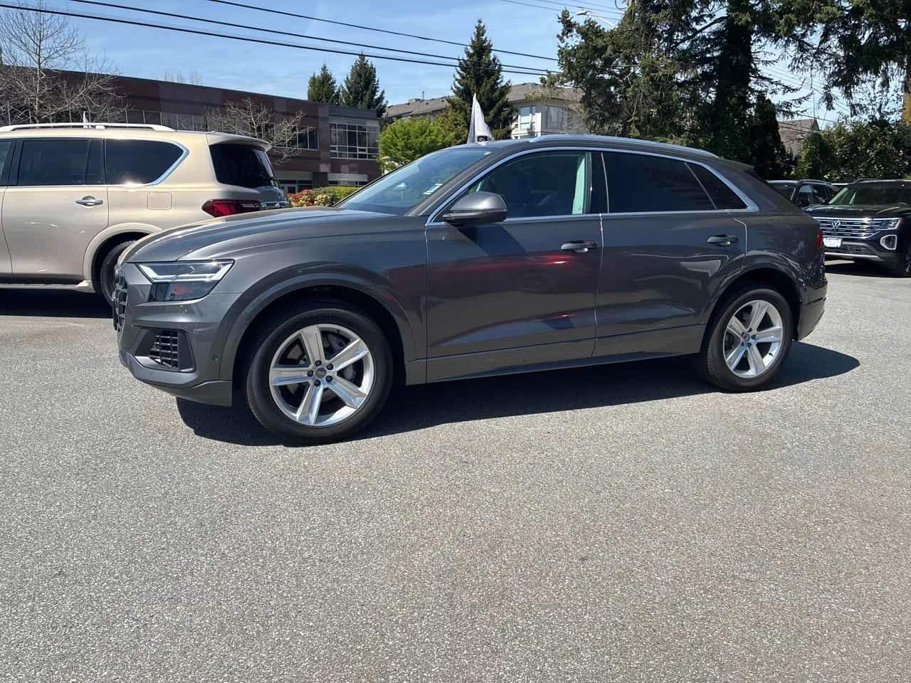 Audi Q8  Progressiv / 360 / ОБДУХВАНЕ / LED , снимка 2 - Автомобили и джипове - 54266646