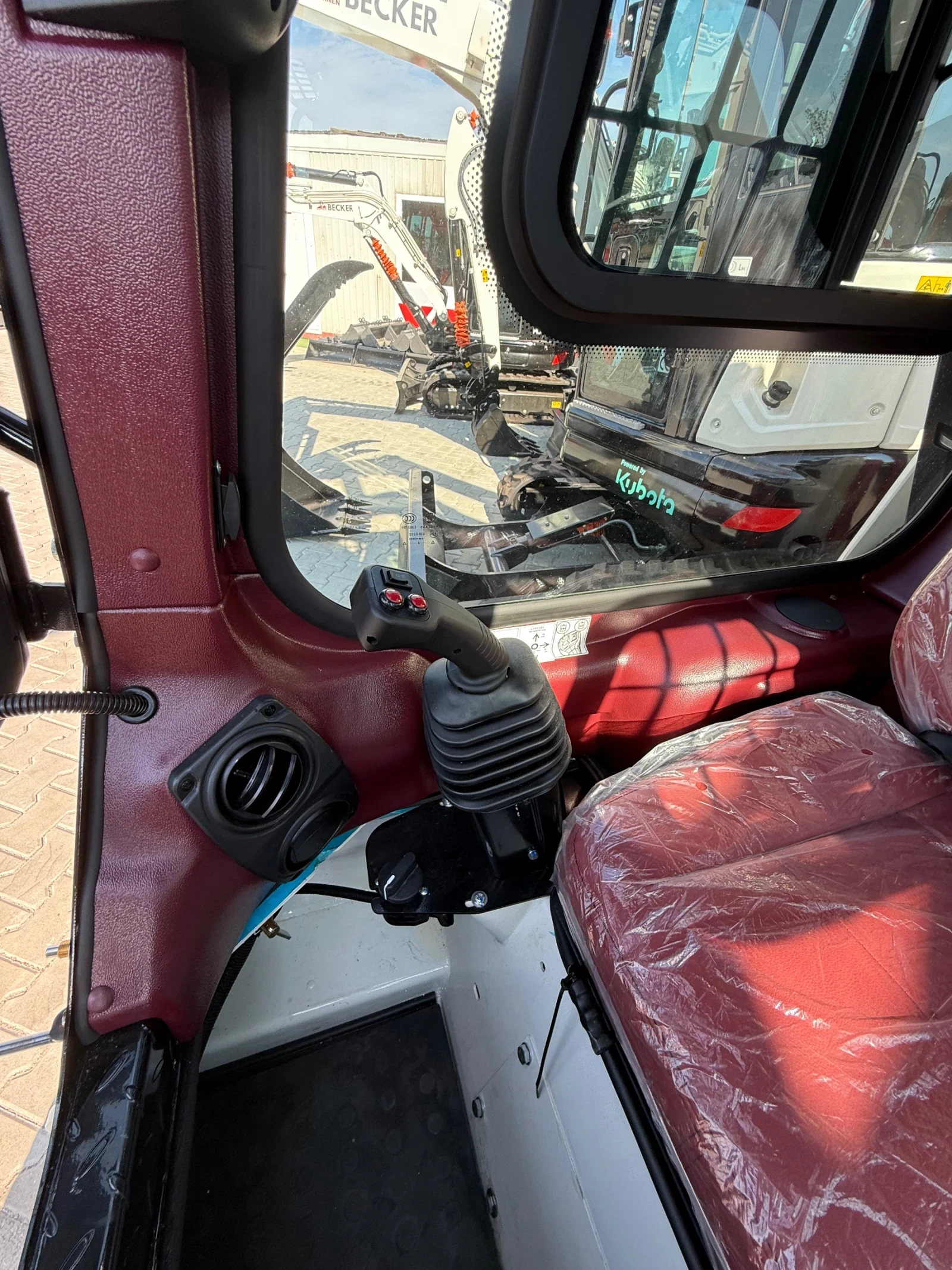 Мини челни товарачи Kubota BSS-900 - изображение 7