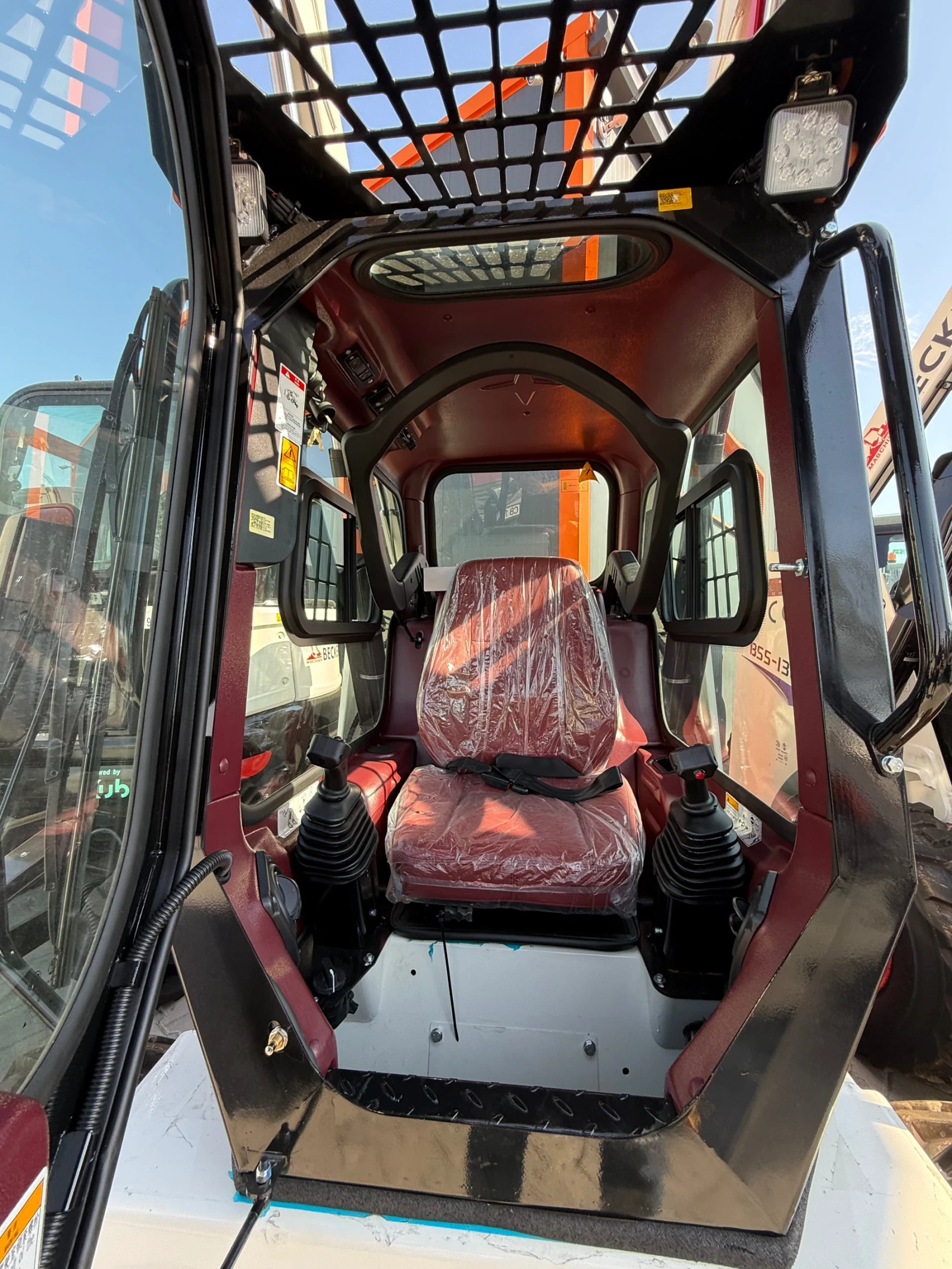 Мини челни товарачи Kubota BSS-900 - изображение 8