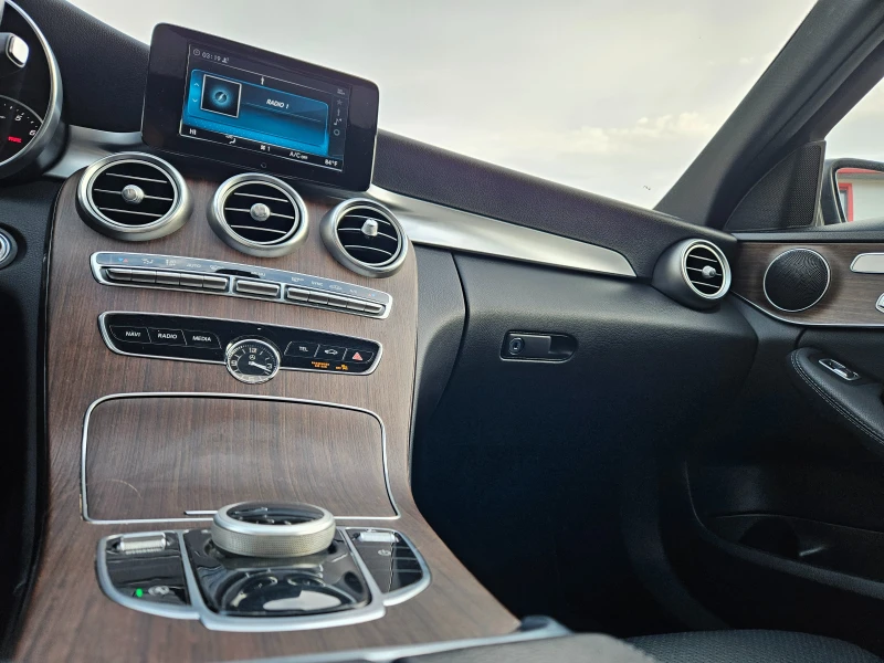 Mercedes-Benz C 300 4MATIC - Лукс, комфорт и престиж, снимка 13 - Автомобили и джипове - 52669203